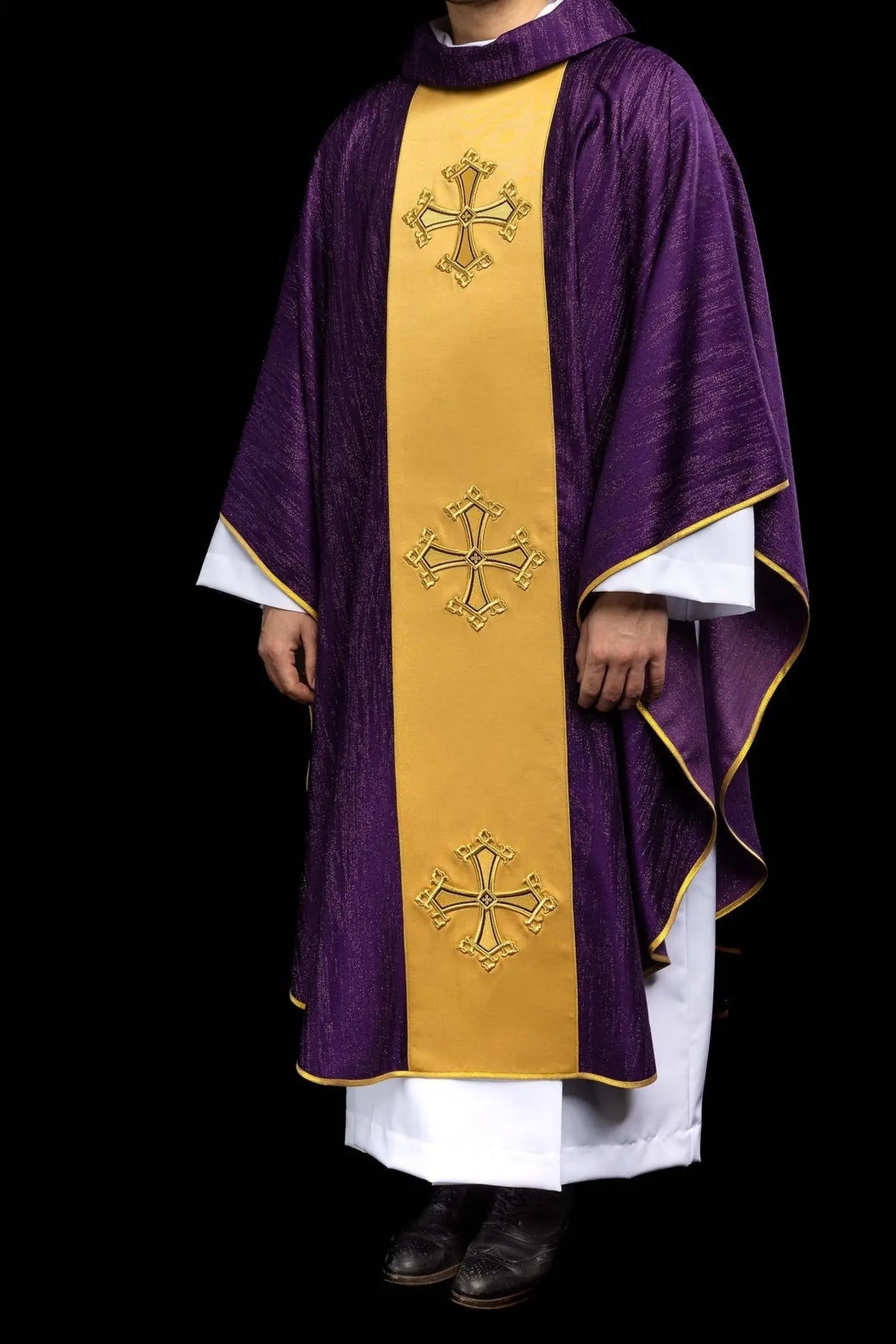 Chasuble violette avec orfrois dorés et broderie de croix