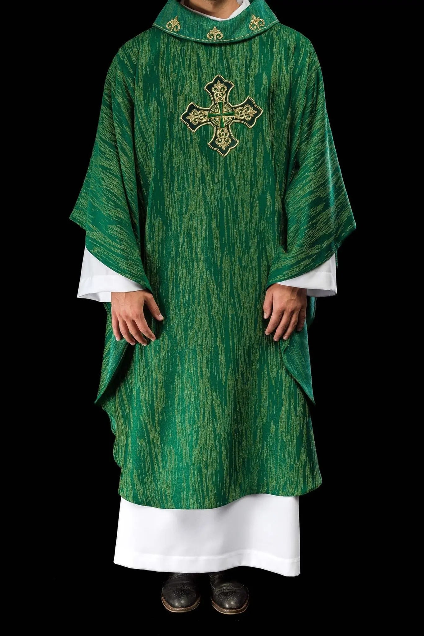 Chasuble verte avec croix richement brodée et col décoré