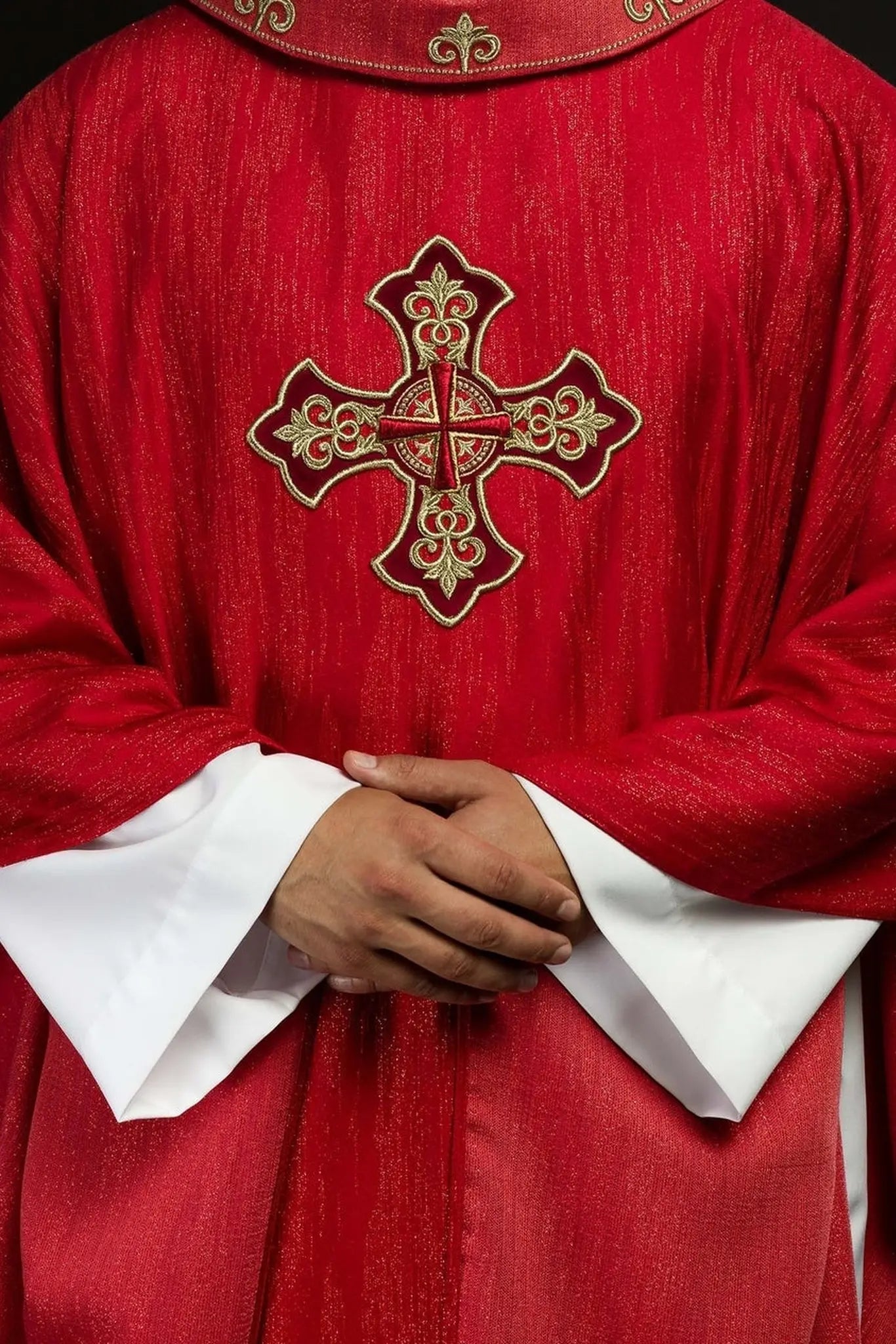 Chasuble rouge avec motif de croix brodée sur tissu décoratif