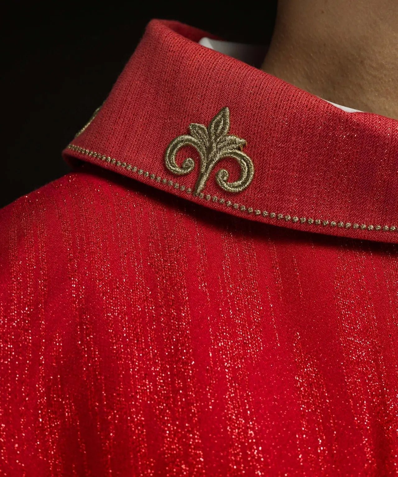Chasuble rouge avec motif de croix brodée sur tissu décoratif