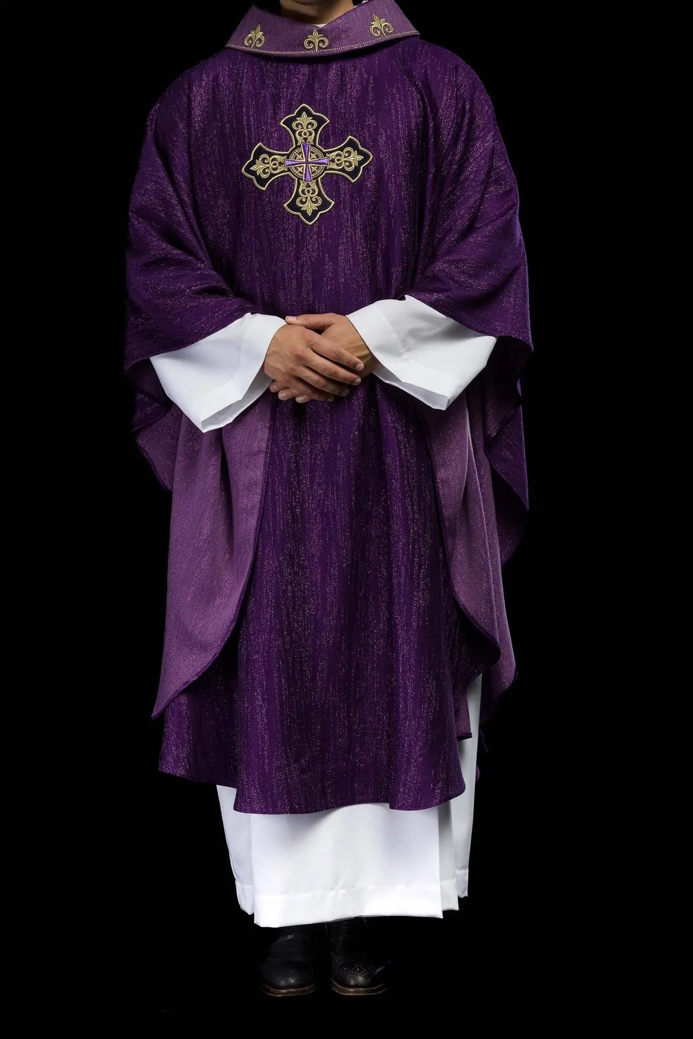 Chasuble violette avec motif de croix brodée sur tissu décoratif