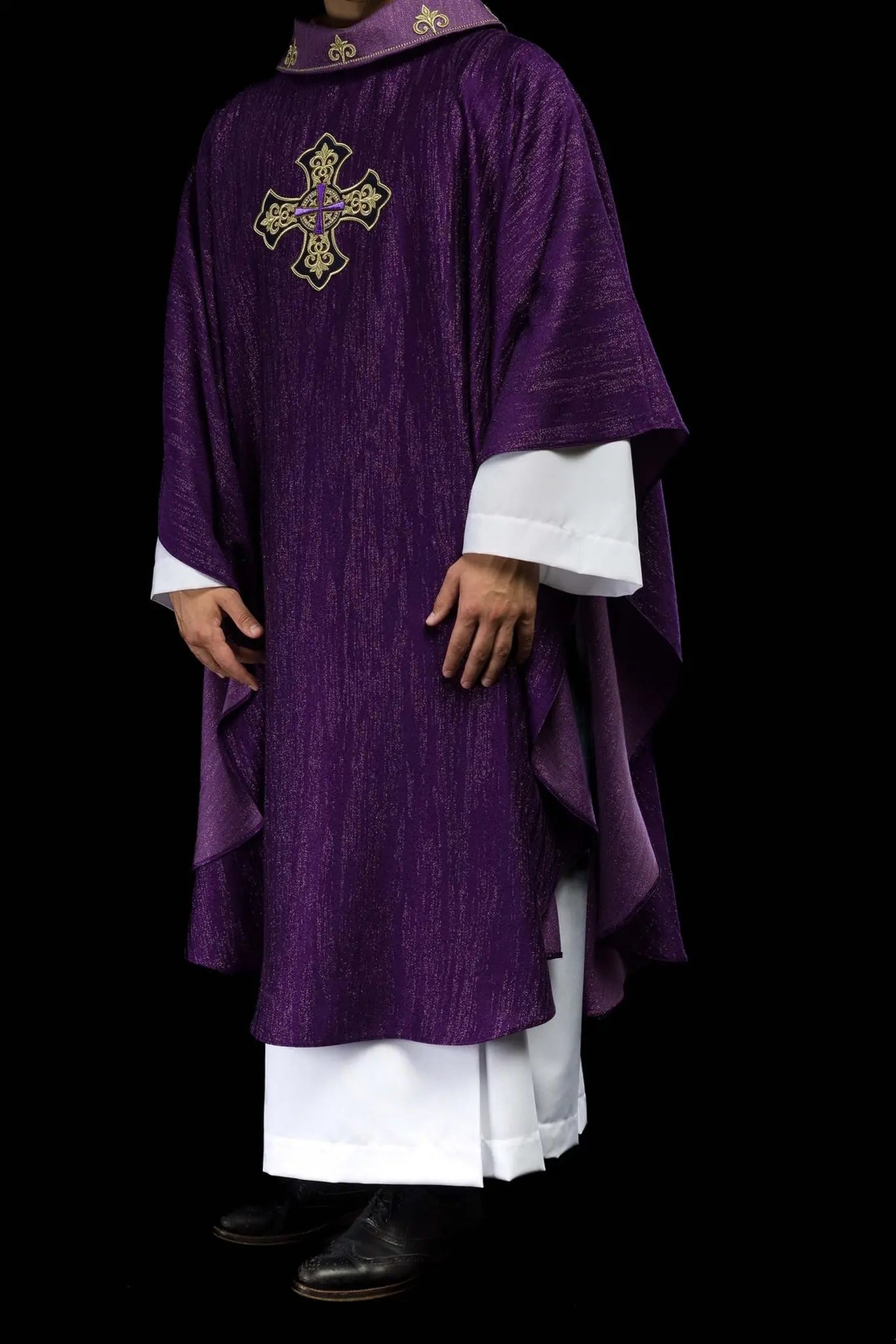 Chasuble violette avec motif de croix brodée sur tissu décoratif