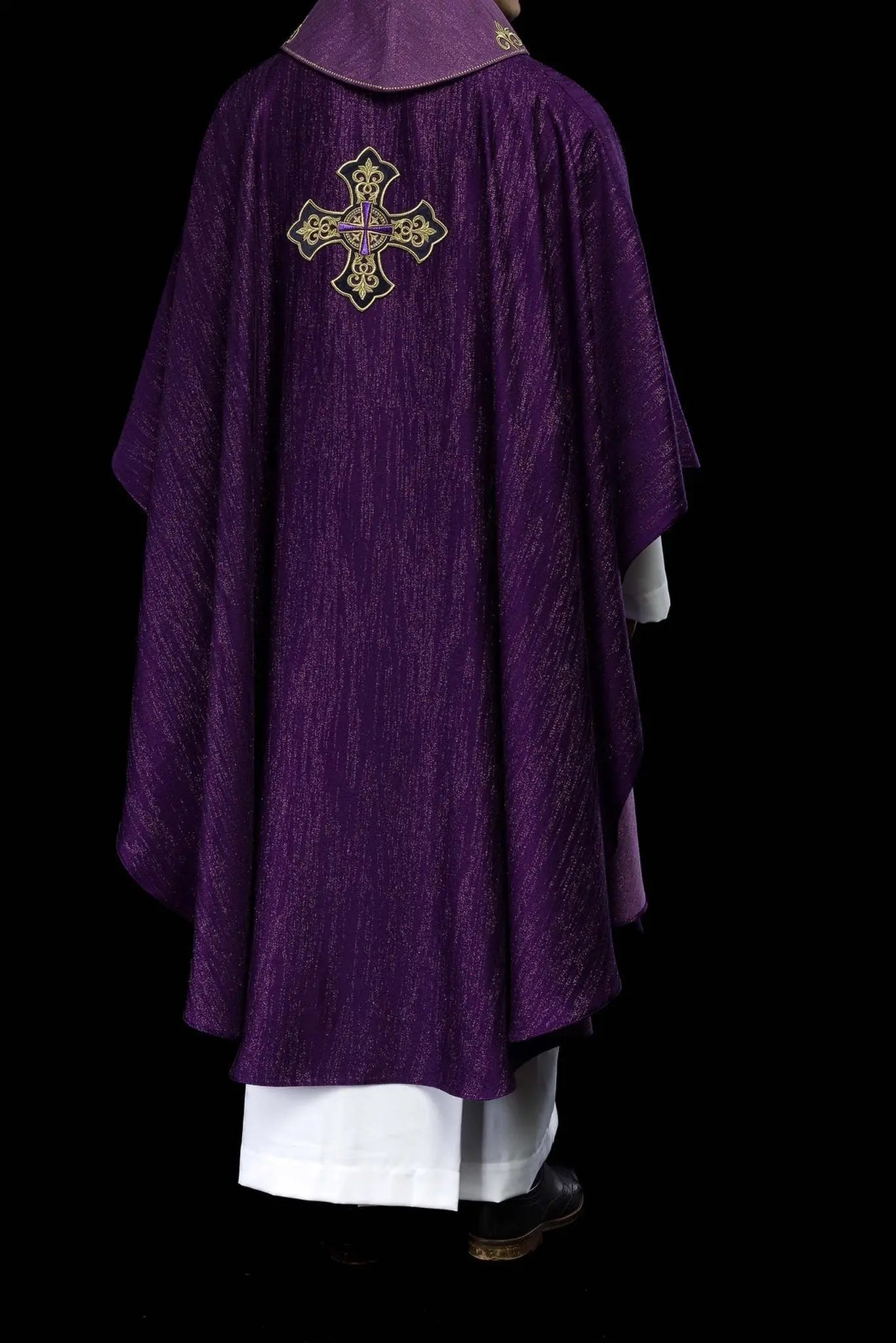 Chasuble violette avec motif de croix brodée sur tissu décoratif