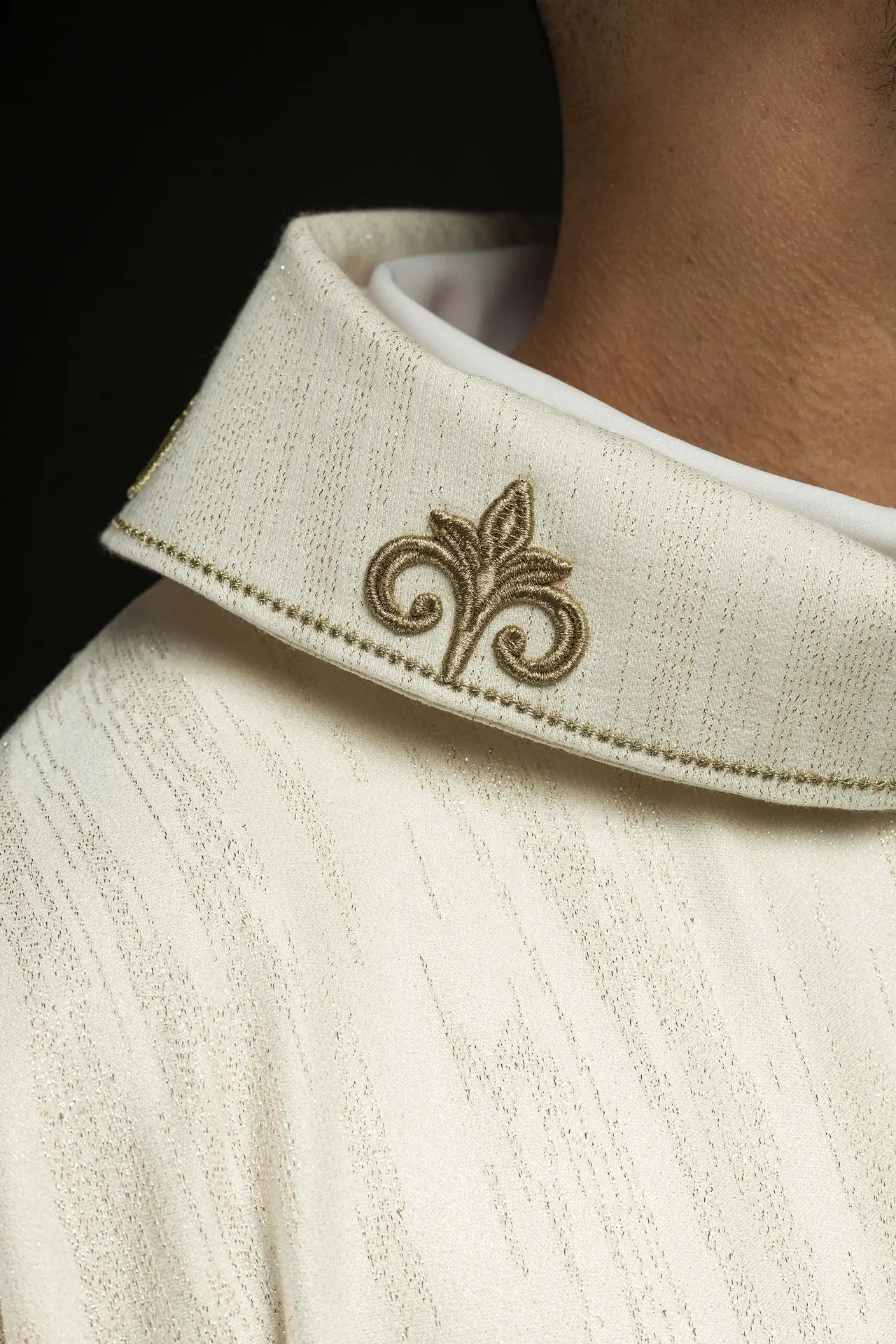 Chasuble liturgique écrue avec un motif de croix brodé sur tissu décoratif