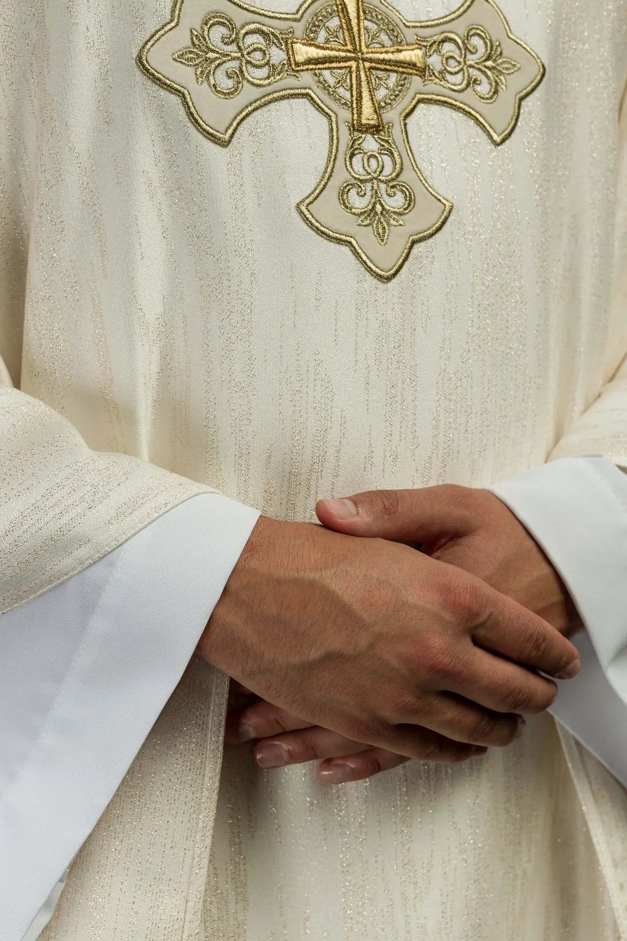 Chasuble liturgique écrue avec un motif de croix brodé sur tissu décoratif