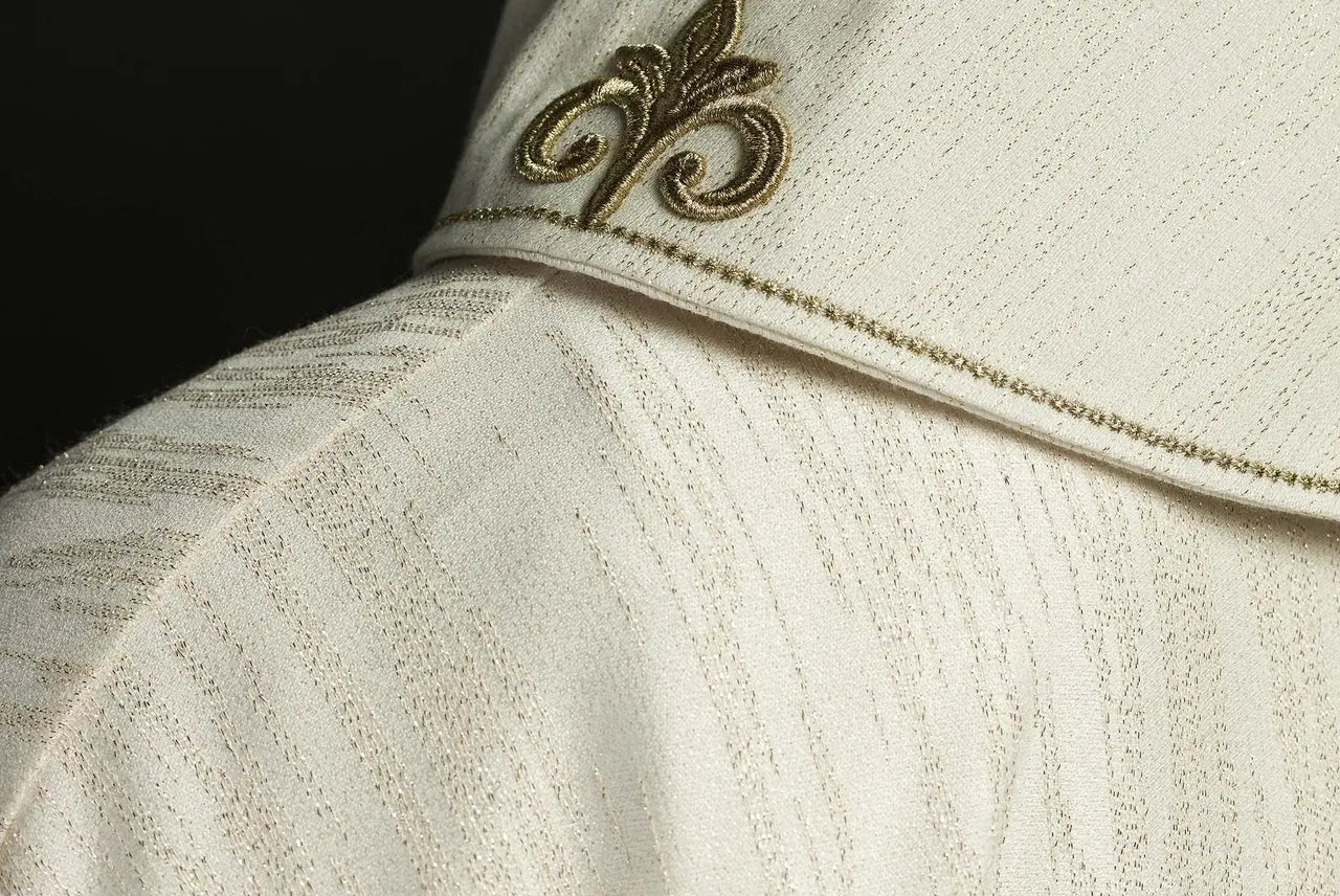 Chasuble liturgique écrue avec un motif de croix brodé sur tissu décoratif