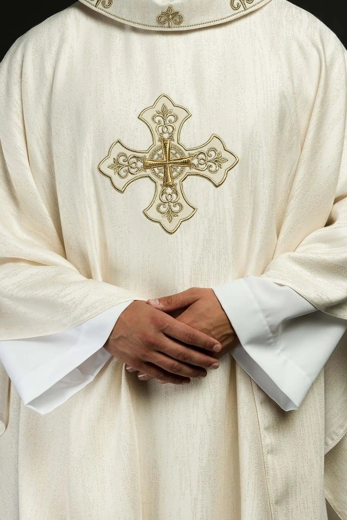 Chasuble liturgique écrue avec un motif de croix brodé sur tissu décoratif