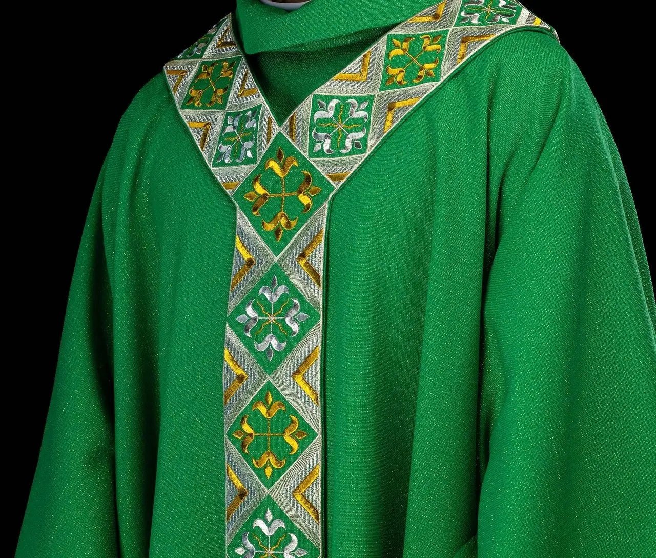 Ensemble de chasuble verte avec orphrey brodé