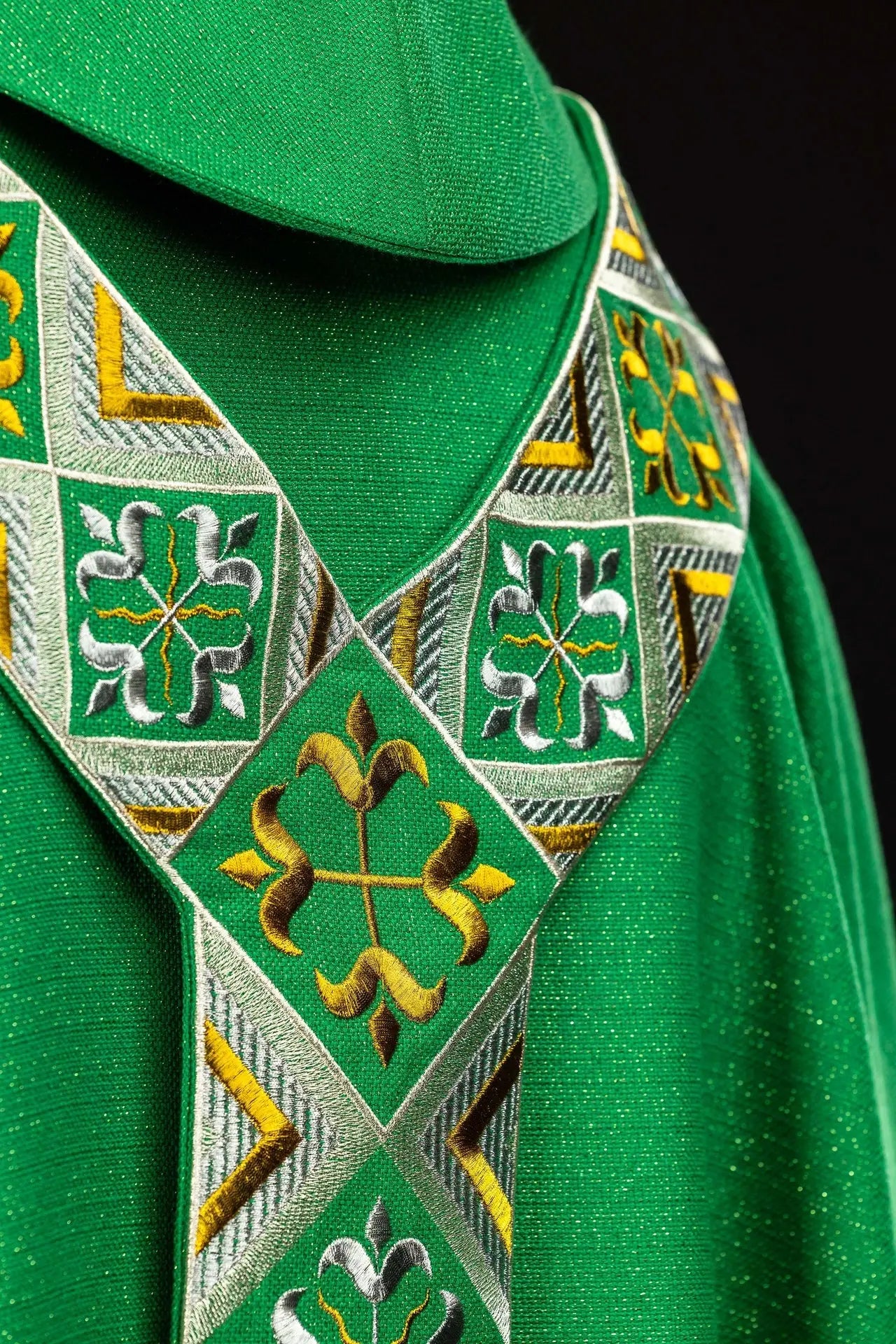 Ensemble de chasuble verte avec orphrey brodé