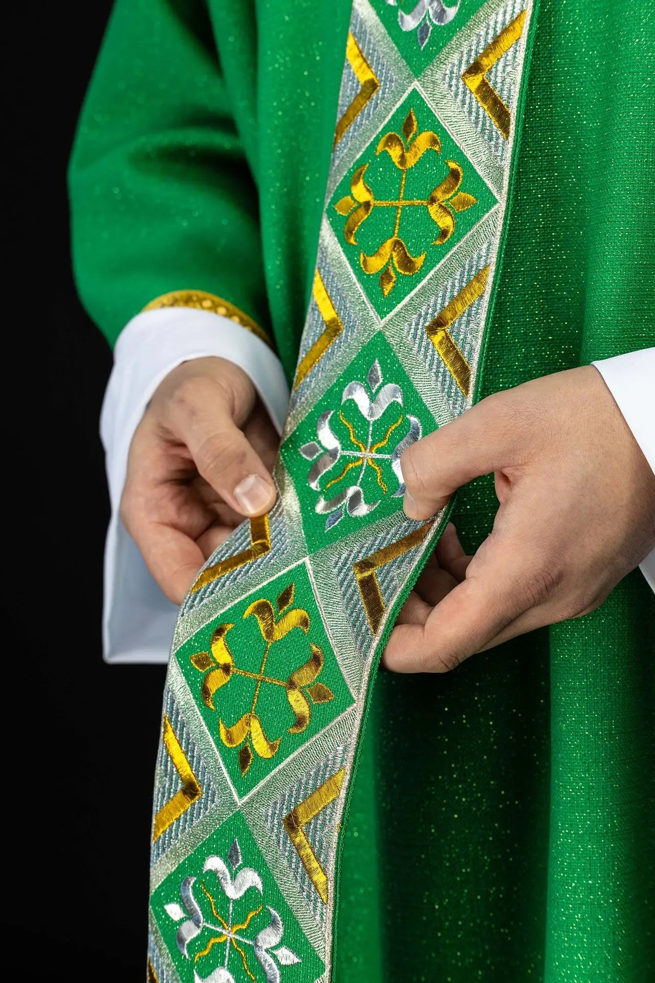 Ensemble de chasuble verte avec orphrey brodé