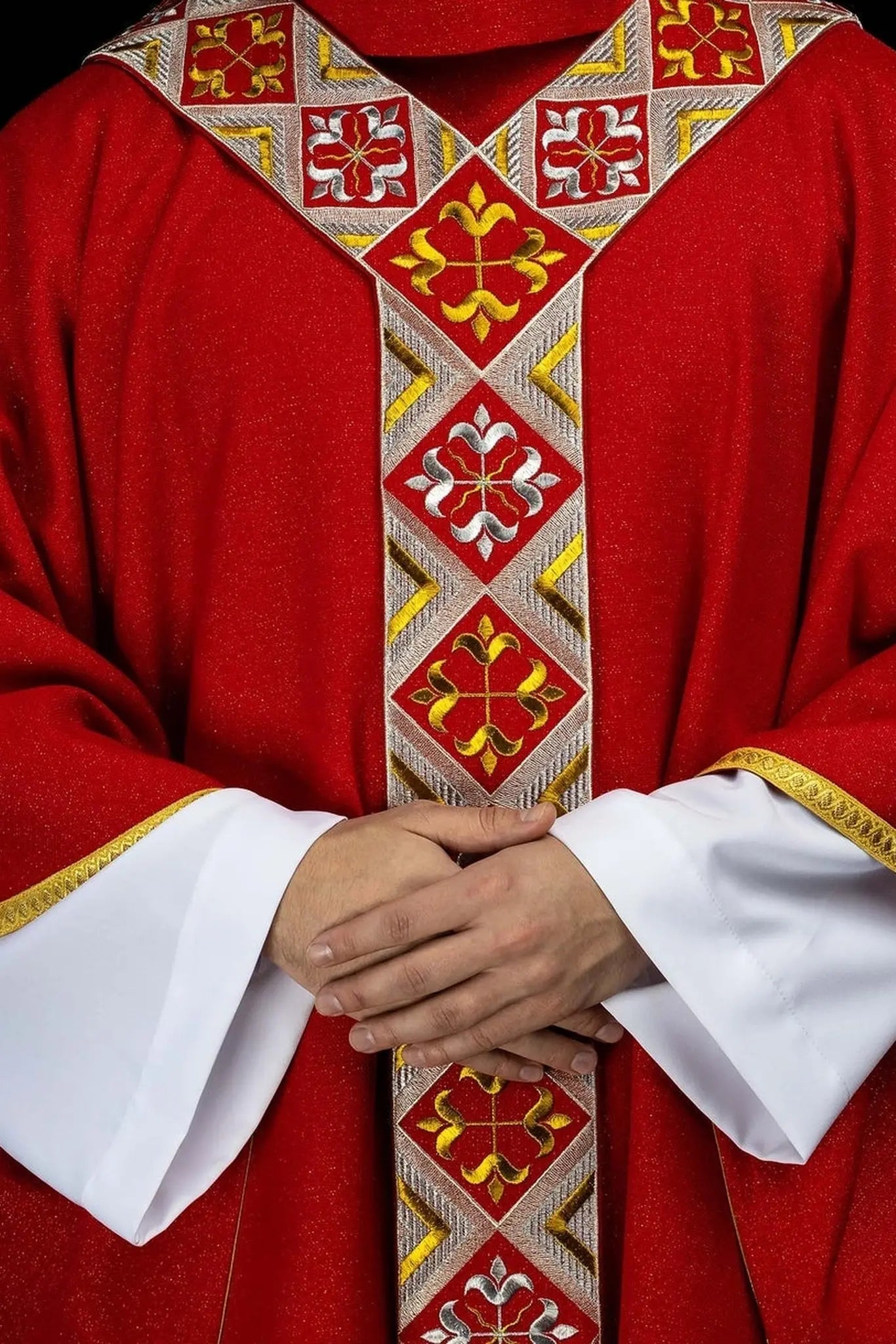 Ensemble de chasuble rouge avec orphrey brodé