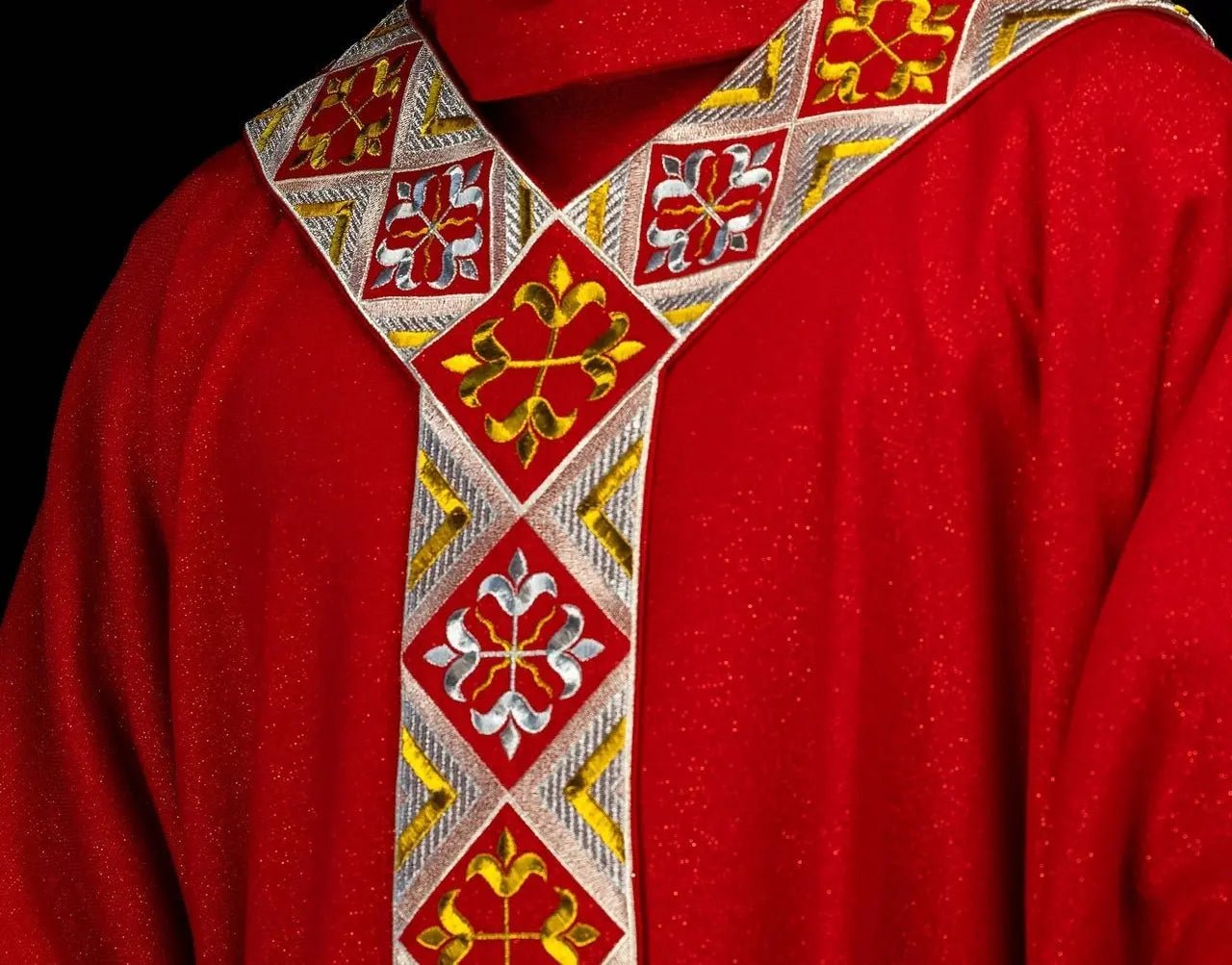 Ensemble de chasuble rouge avec orphrey brodé