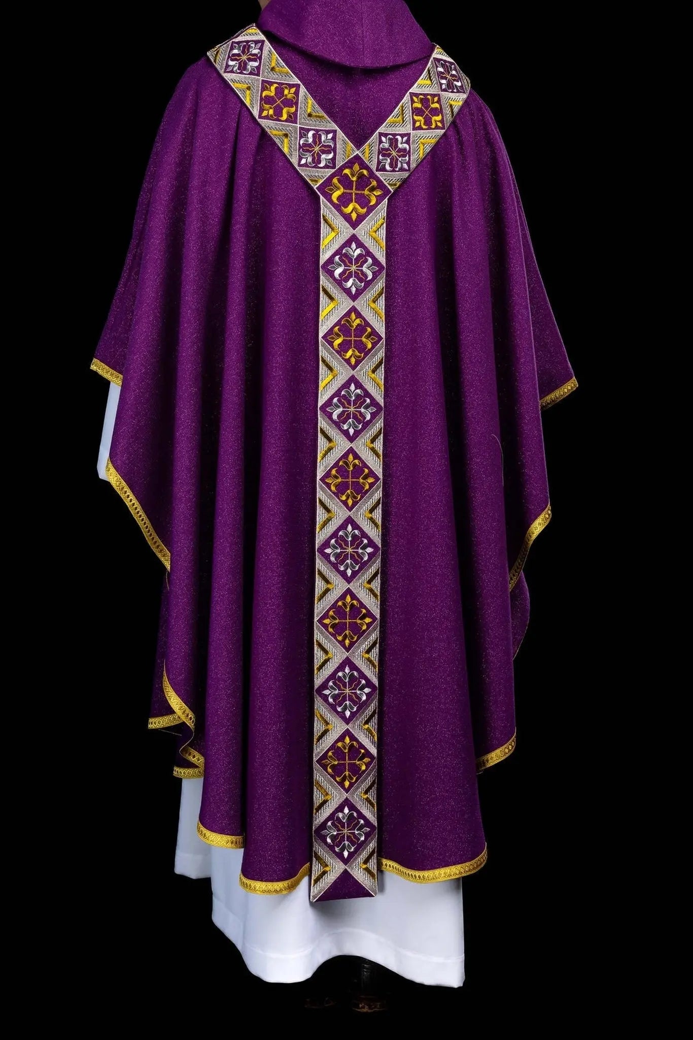 Ensemble de chasuble violette avec orphrey brodé