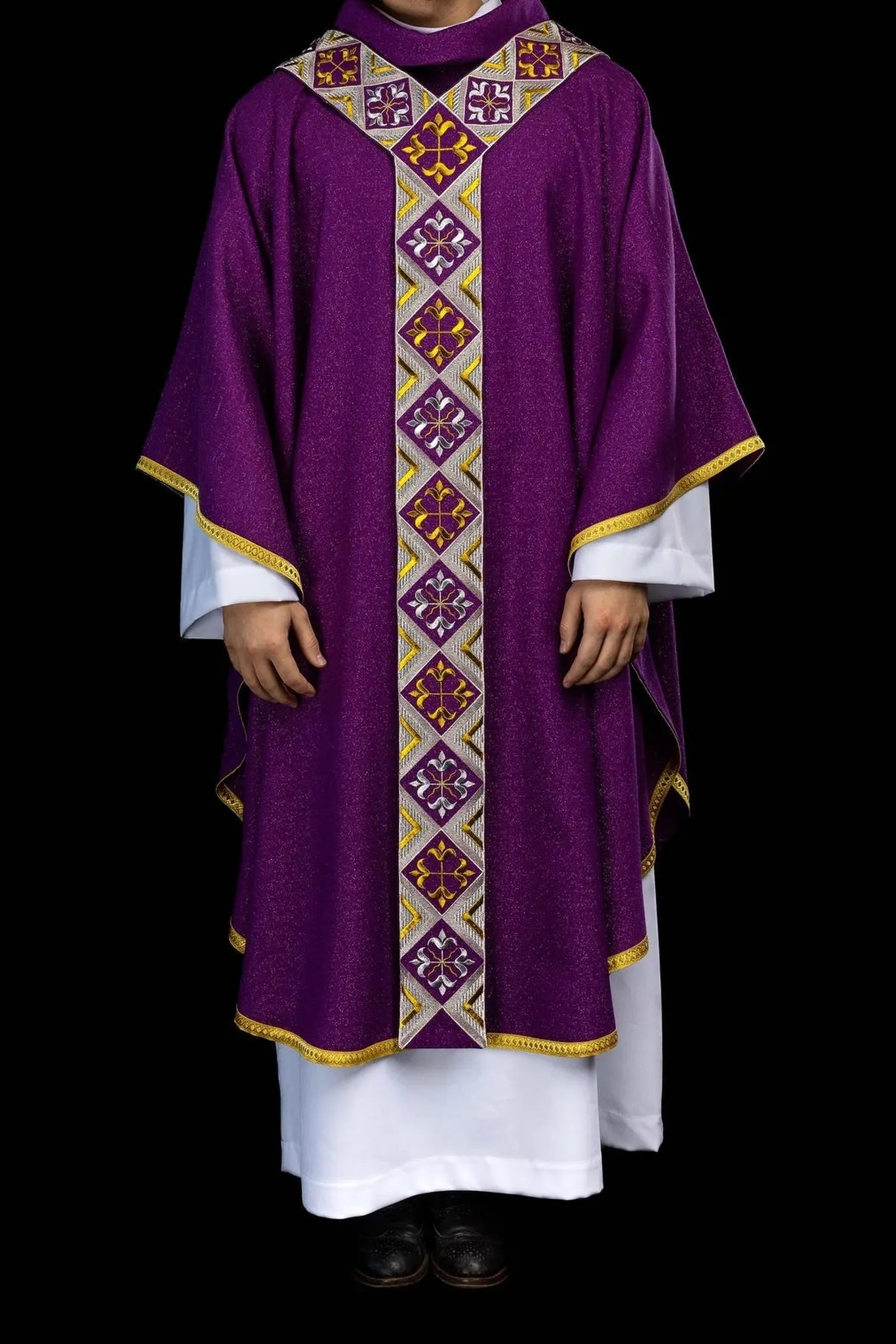 Ensemble de chasuble violette avec orphrey brodé