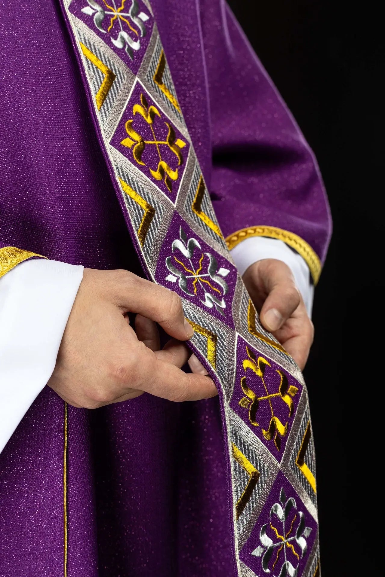 Ensemble de chasuble violette avec orphrey brodé
