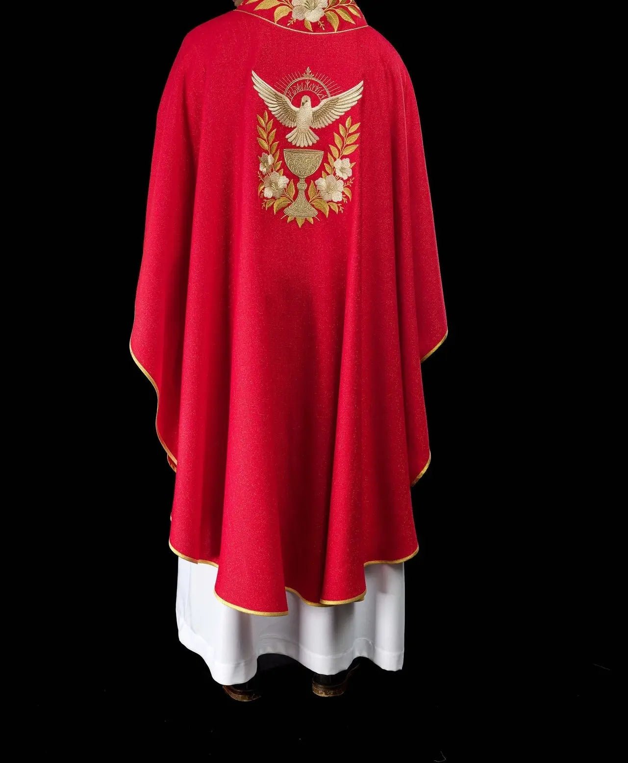 Chasuble rouge avec col brodé et symbole du Saint-Esprit