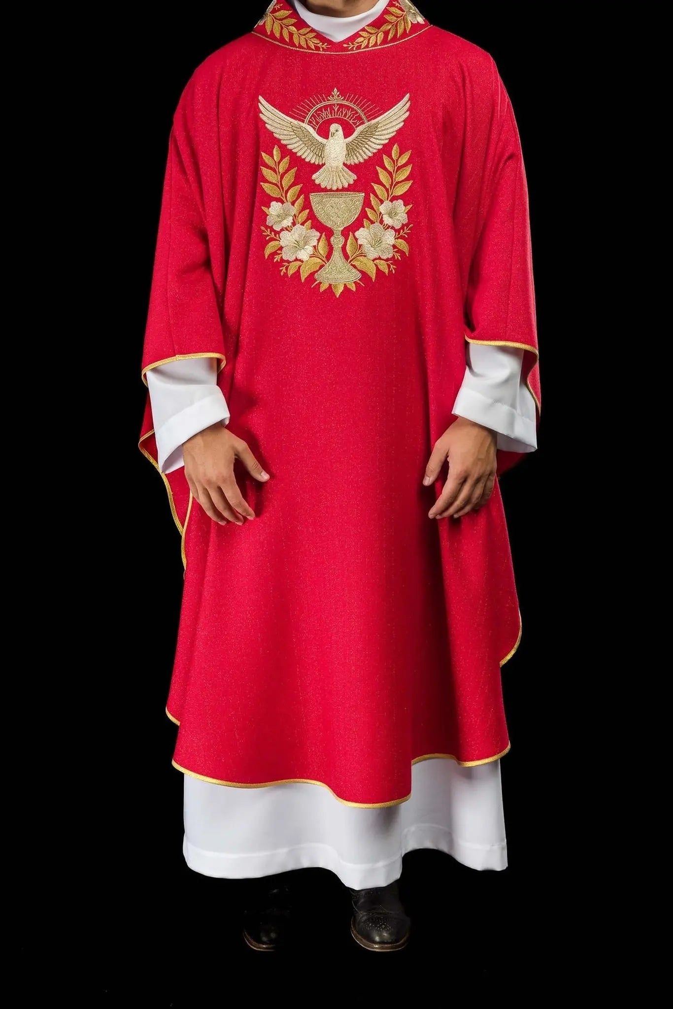 Chasuble rouge avec col brodé et symbole du Saint-Esprit