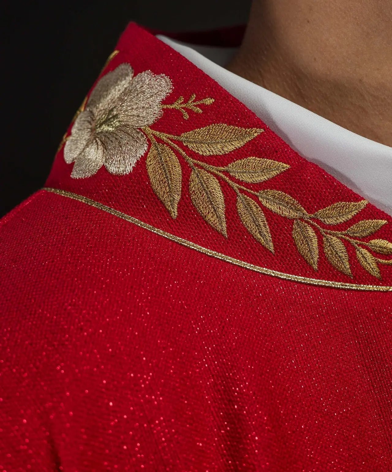 Chasuble rouge avec col brodé et symbole du Saint-Esprit