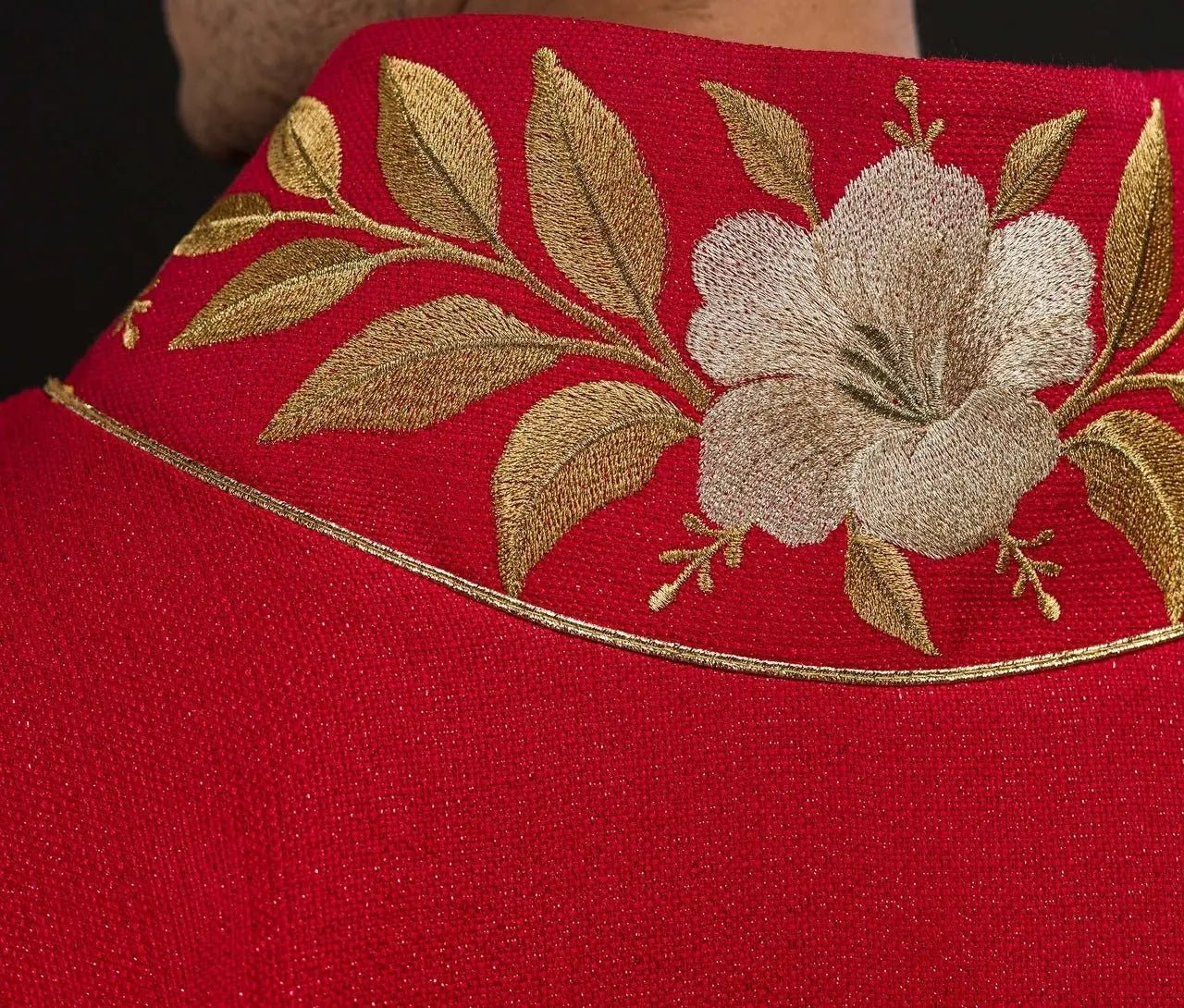 Chasuble rouge avec col brodé et symbole du Saint-Esprit