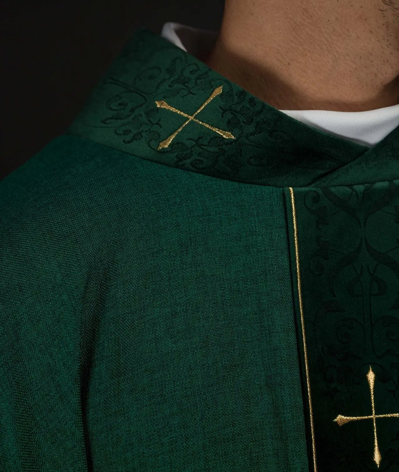 Chasuble verte avec bande brodée et col brodé d'une croix