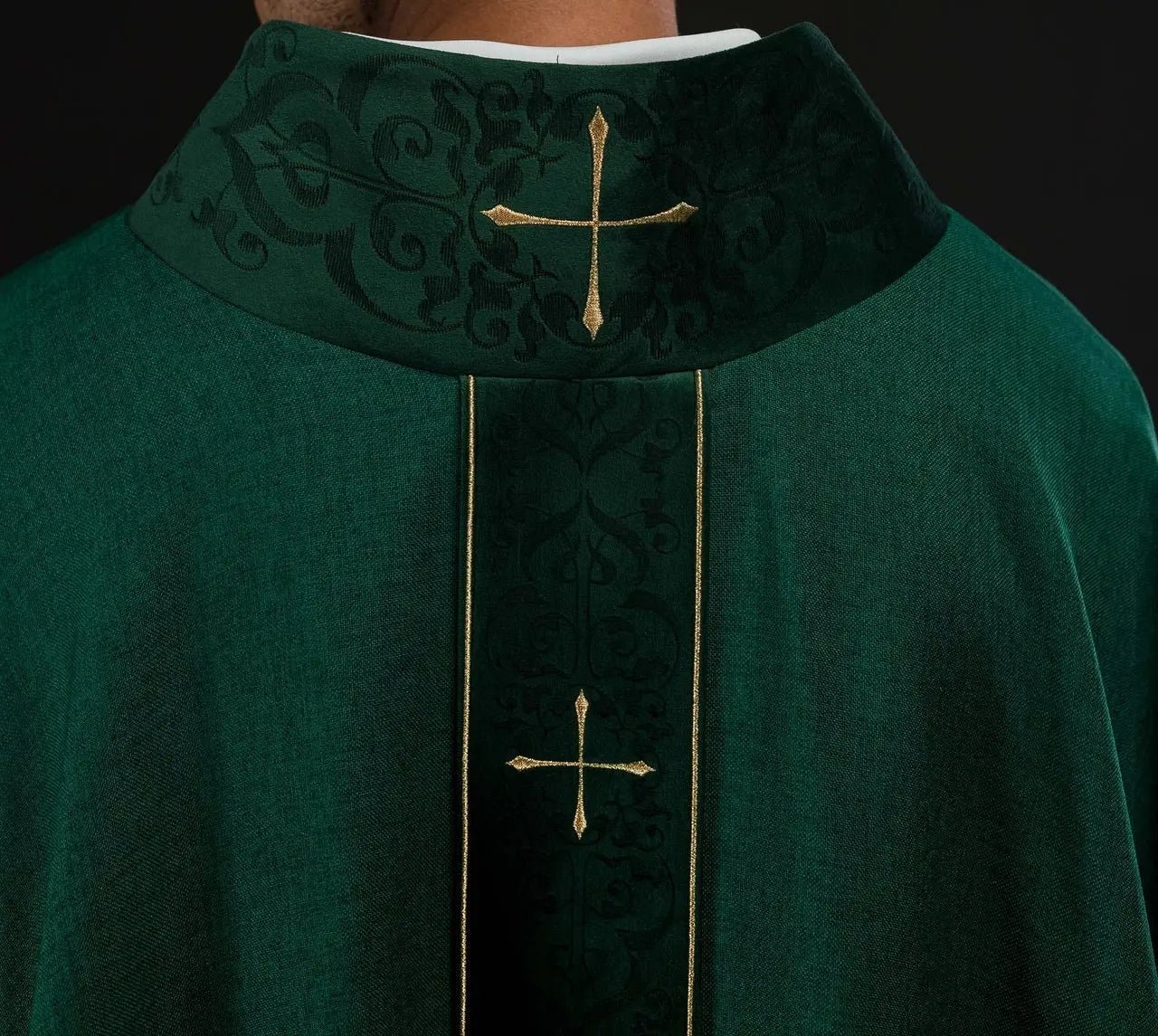 Chasuble verte avec bande brodée et col brodé d'une croix