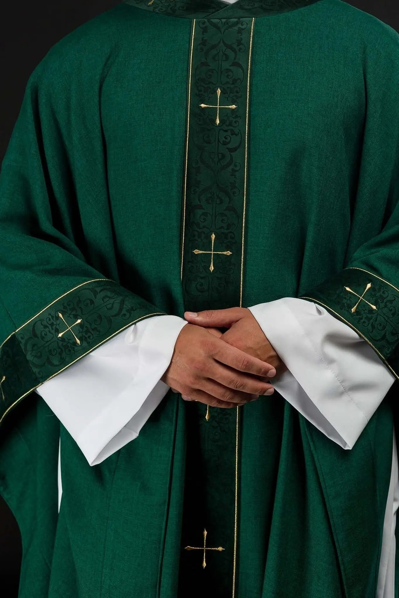 Chasuble verte avec bande brodée et col brodé d'une croix