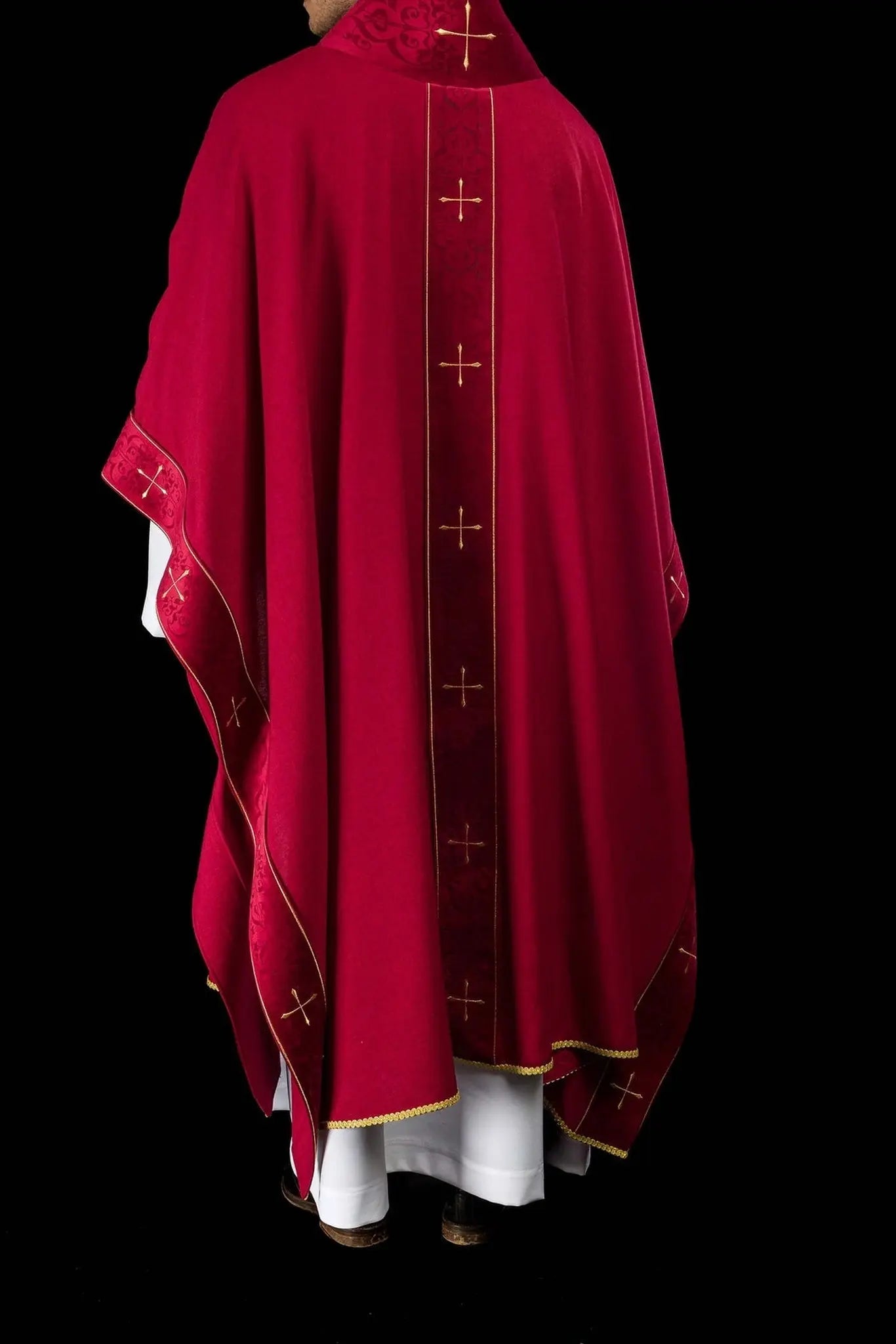 Chasuble rouge avec bande brodée et col brodé d'une croix
