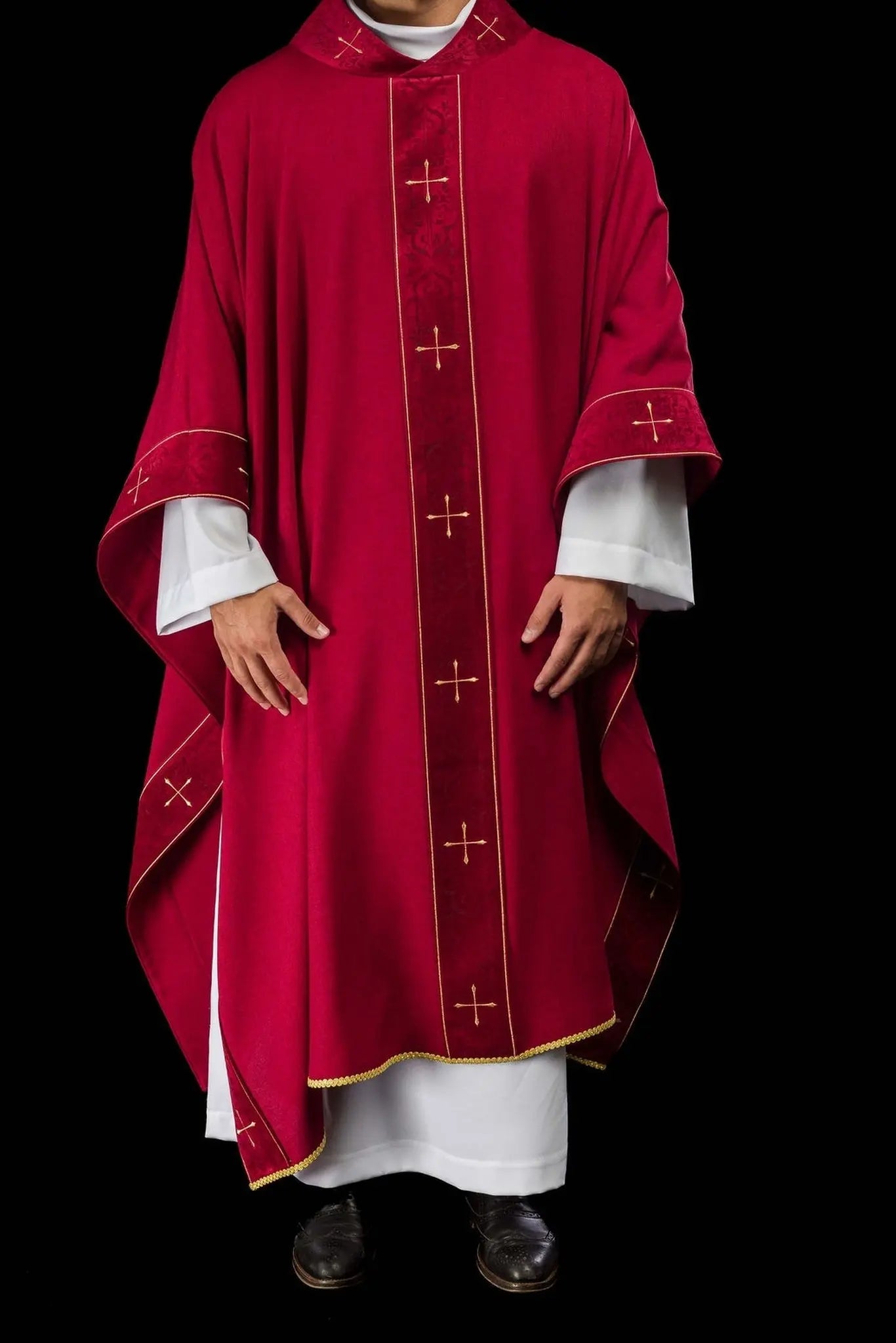Chasuble rouge avec bande brodée et col brodé d'une croix