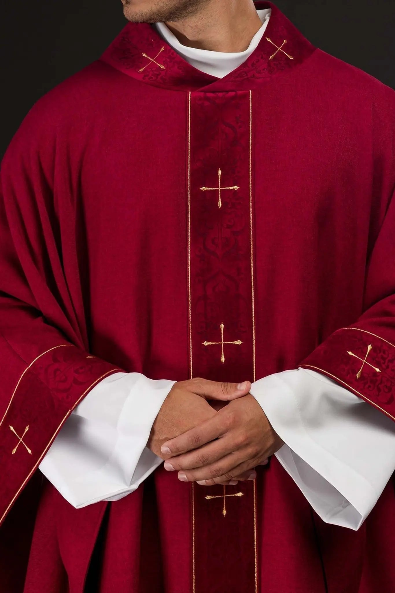 Chasuble rouge avec bande brodée et col brodé d'une croix