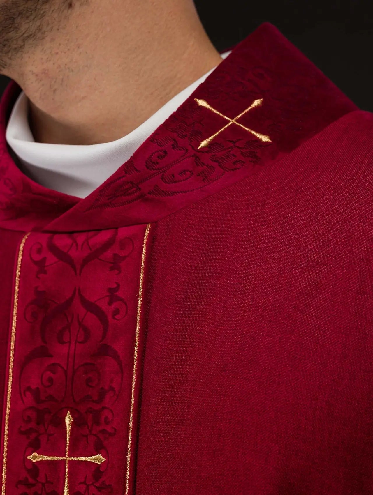 Chasuble rouge avec bande brodée et col brodé d'une croix