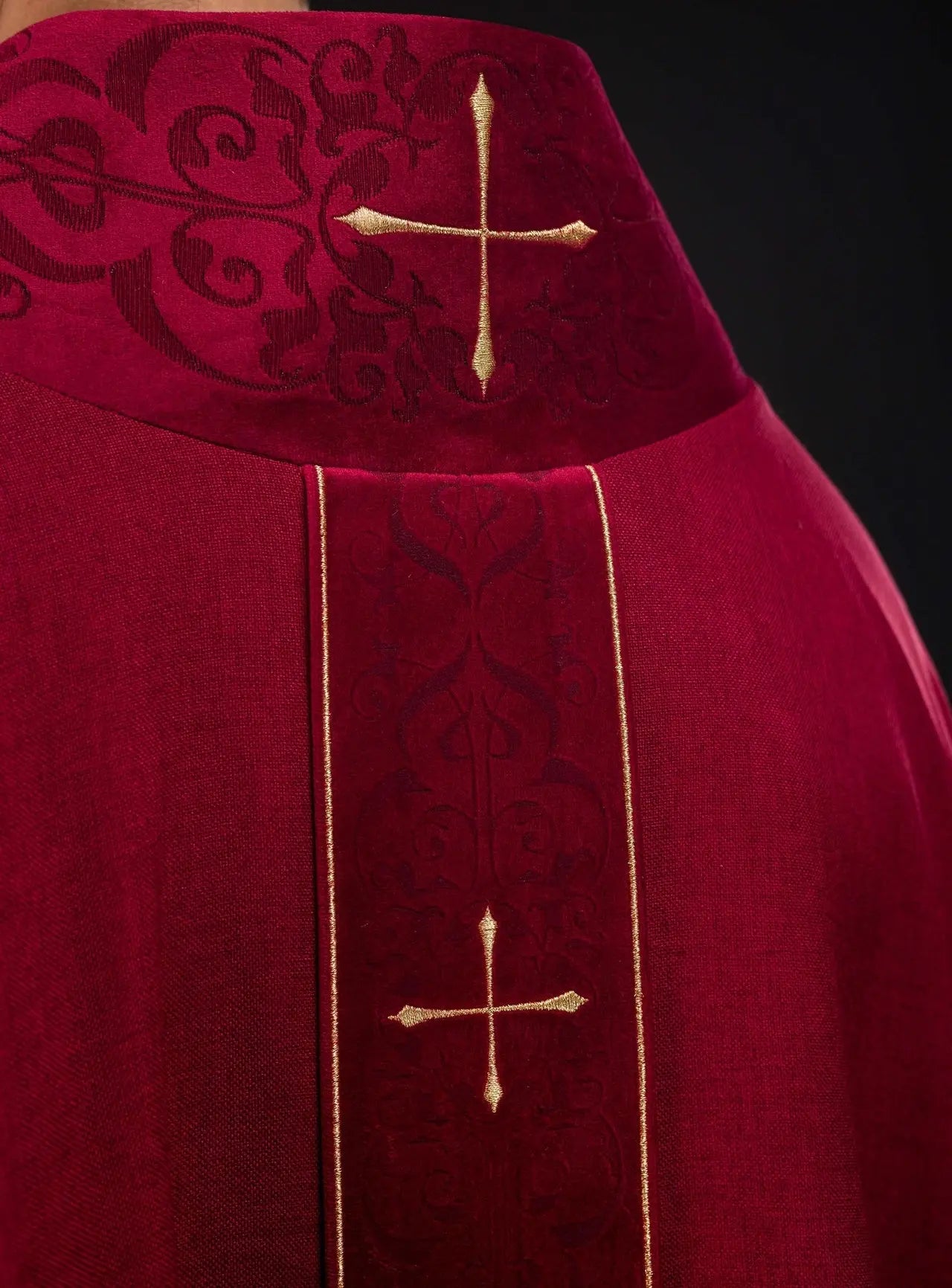 Chasuble rouge avec bande brodée et col brodé d'une croix