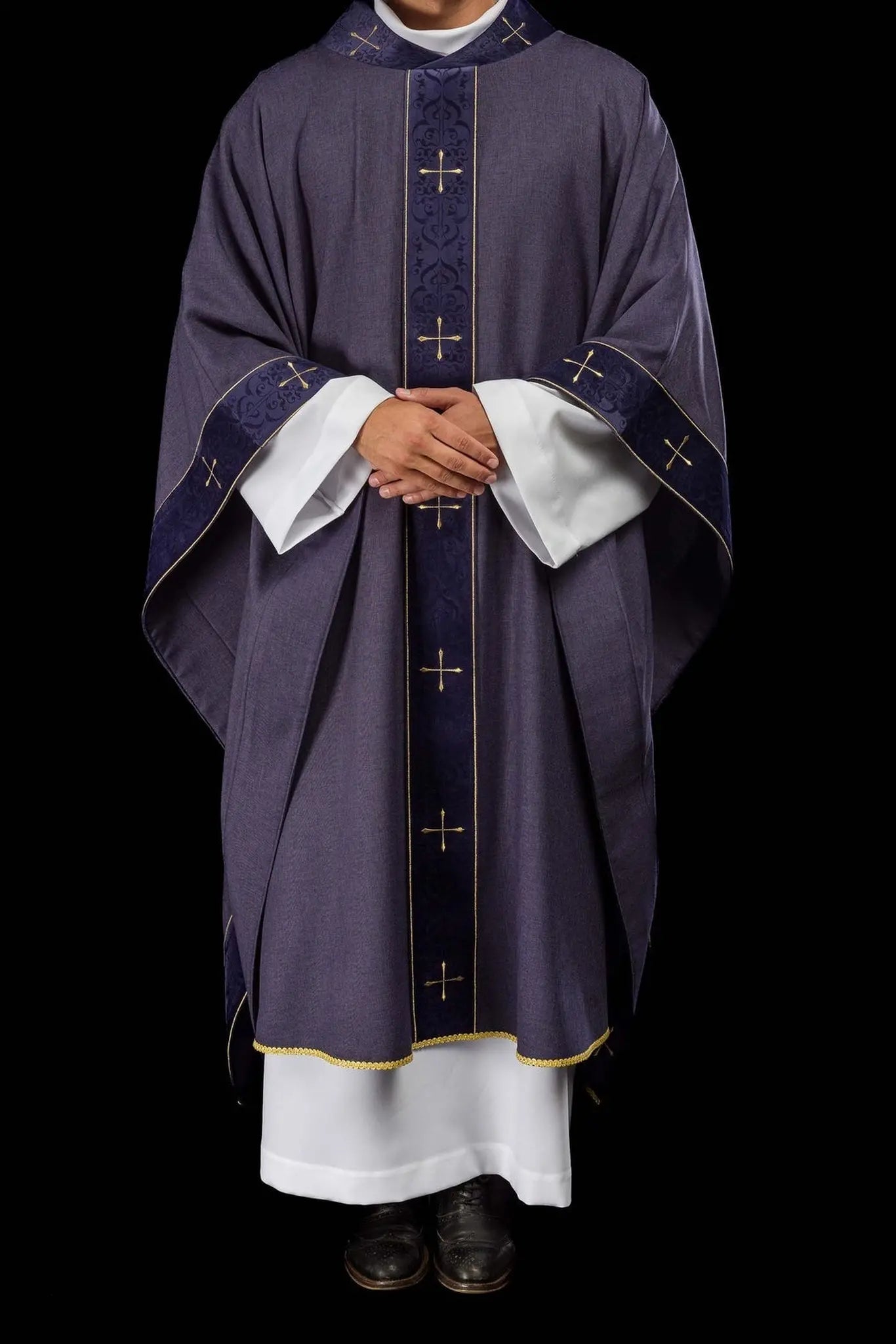 Chasuble violette avec bande brodée et col brodé d'une croix