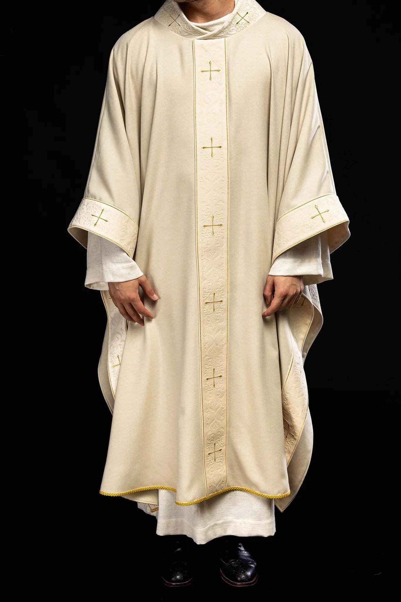 Chasuble de couleur écrue avec une bande brodée et un col décoré de croix