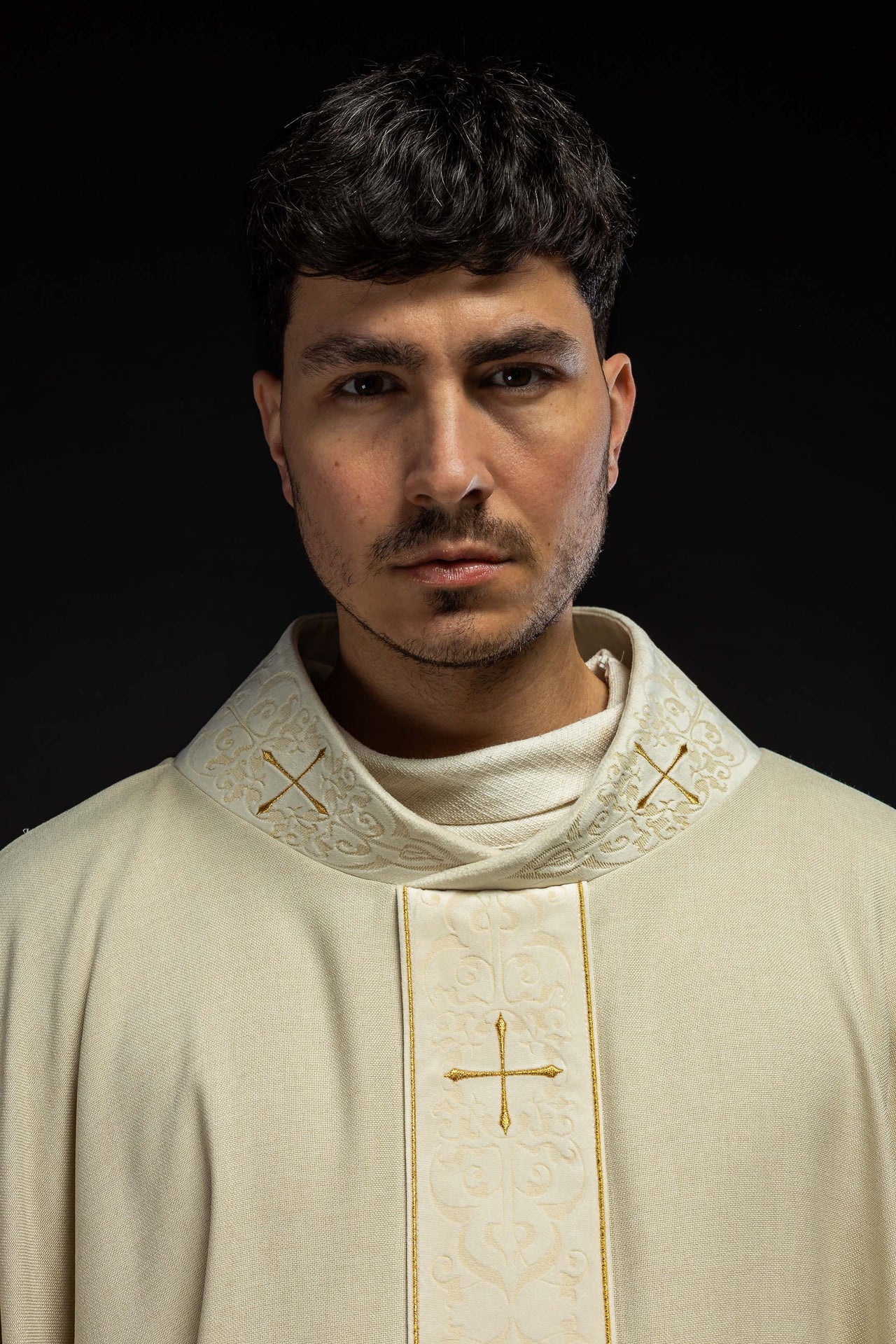 Ornat w kolorze ecru z haftowanym pasem i kołnierzem w krzyże - ORNATY.PL