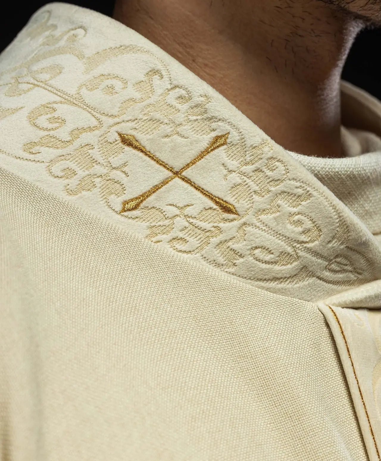 Chasuble de couleur écrue avec une bande brodée et un col décoré de croix