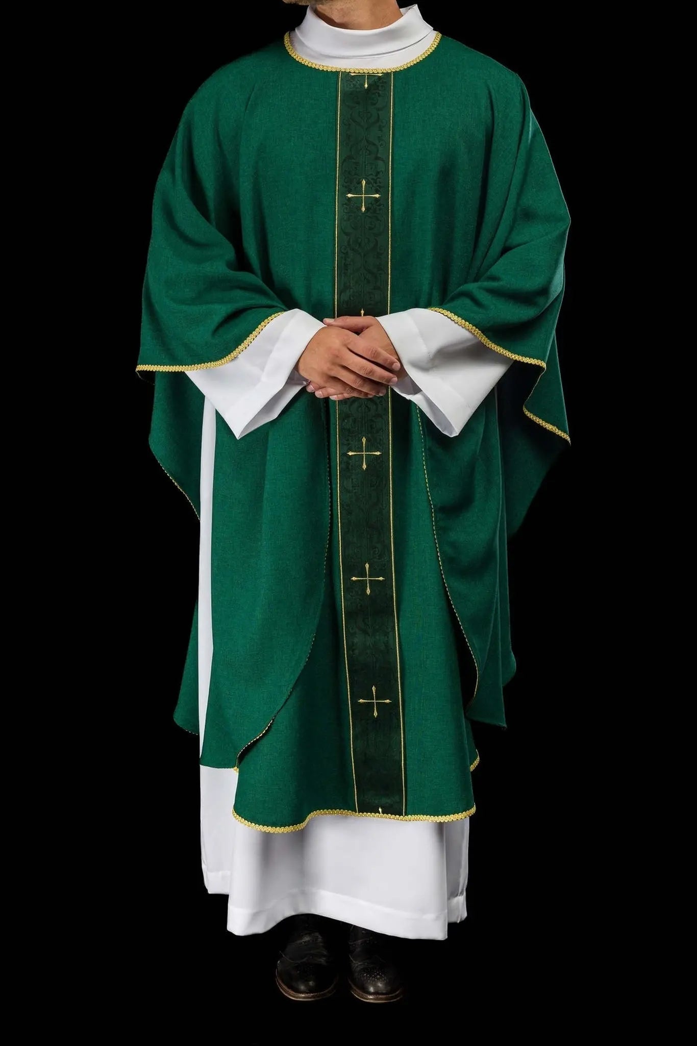 Chasuble verte avec bande brodée et motif de croix