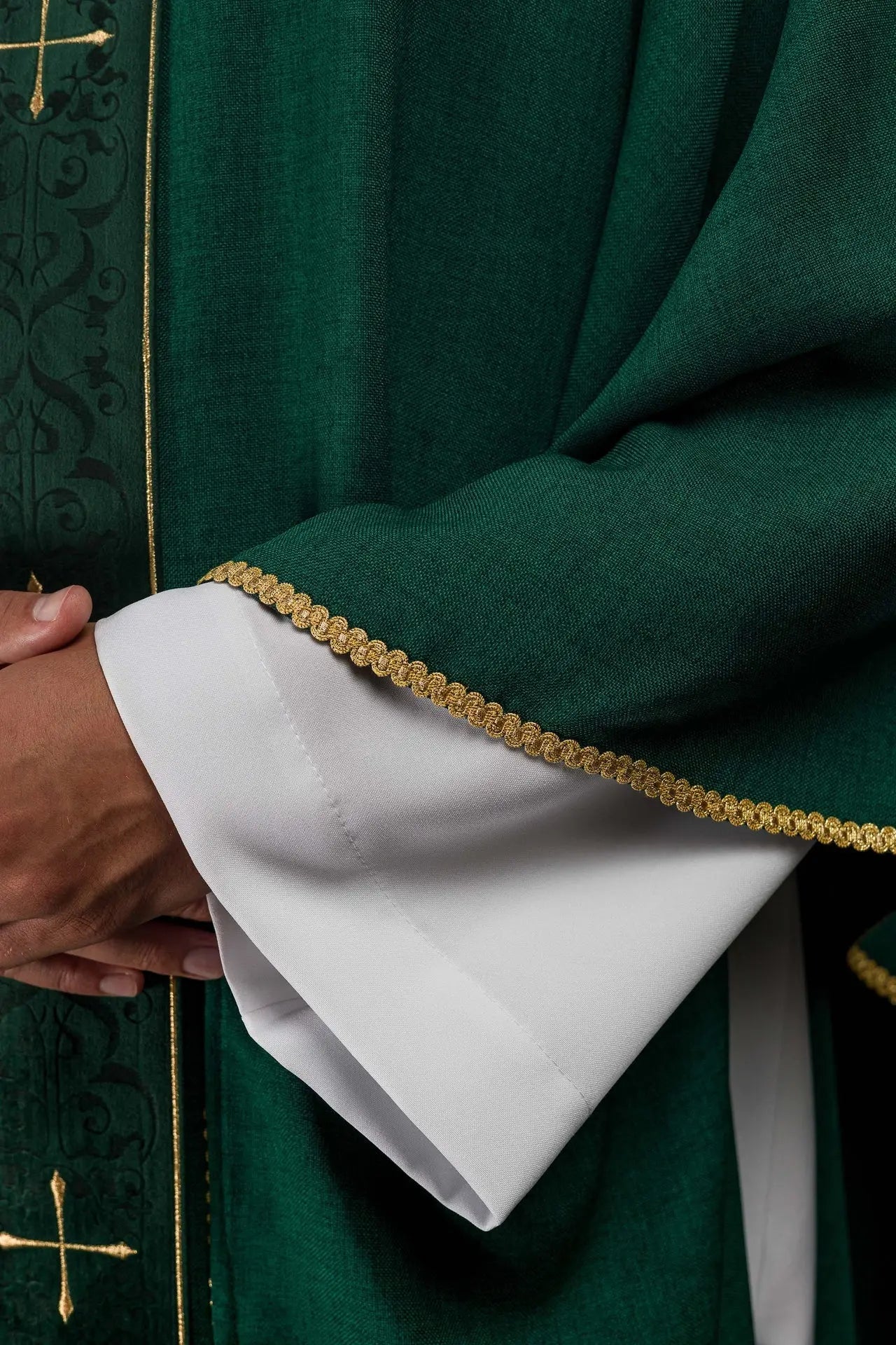 Chasuble verte avec bande brodée et motif de croix