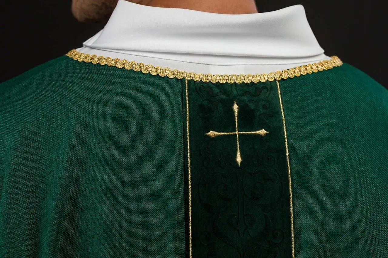 Chasuble verte avec bande brodée et motif de croix