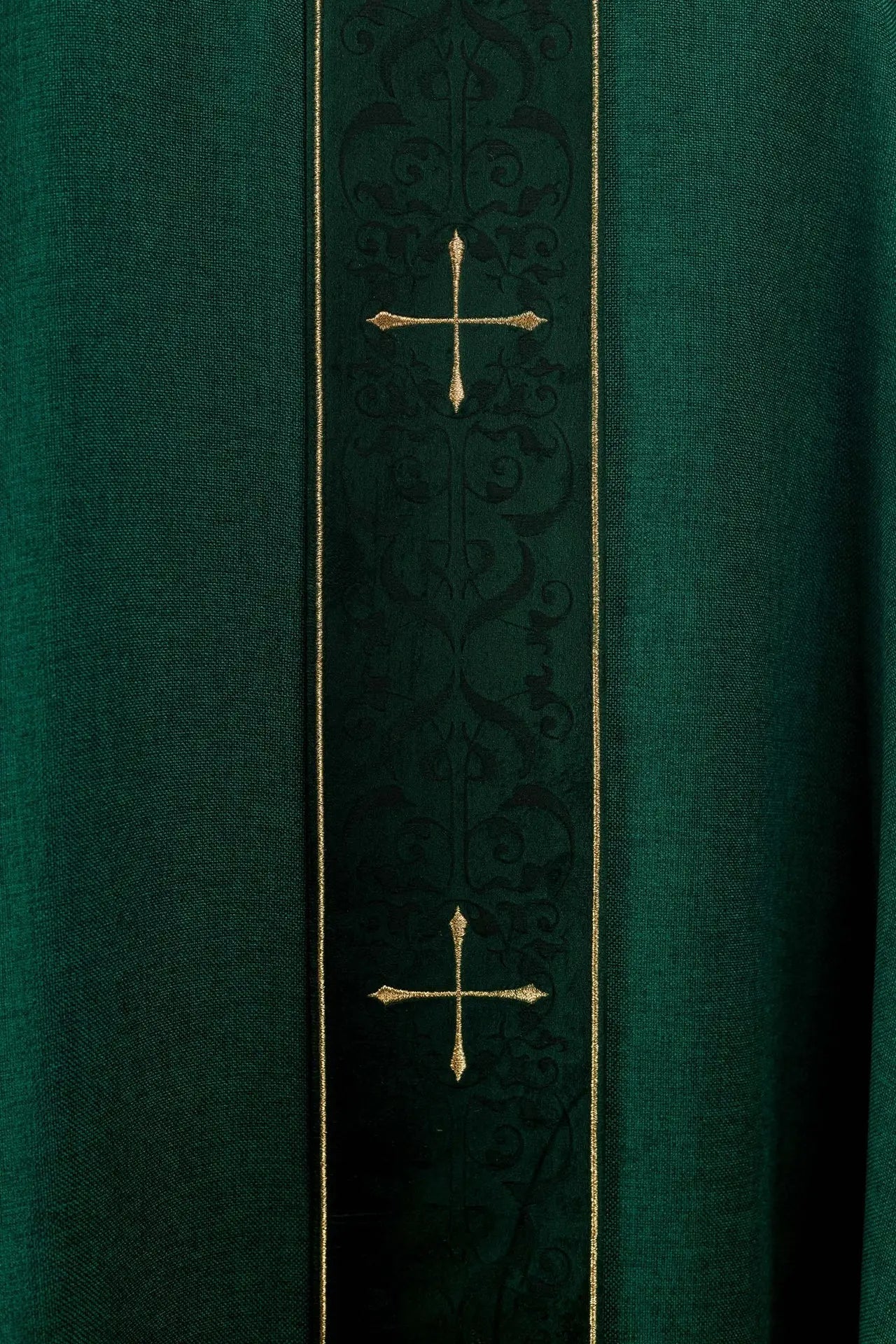 Chasuble verte avec bande brodée et motif de croix