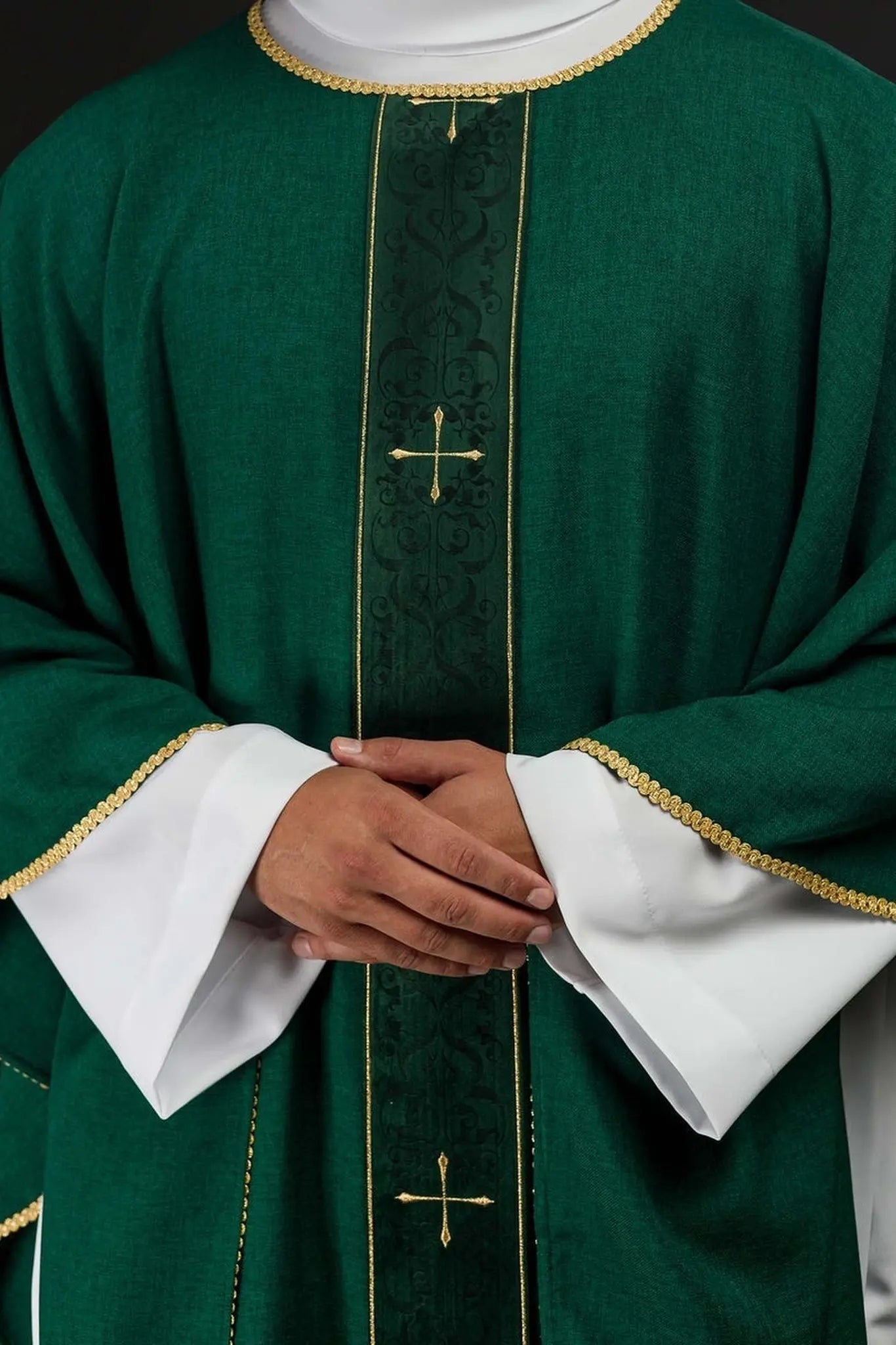 Chasuble verte avec bande brodée et motif de croix