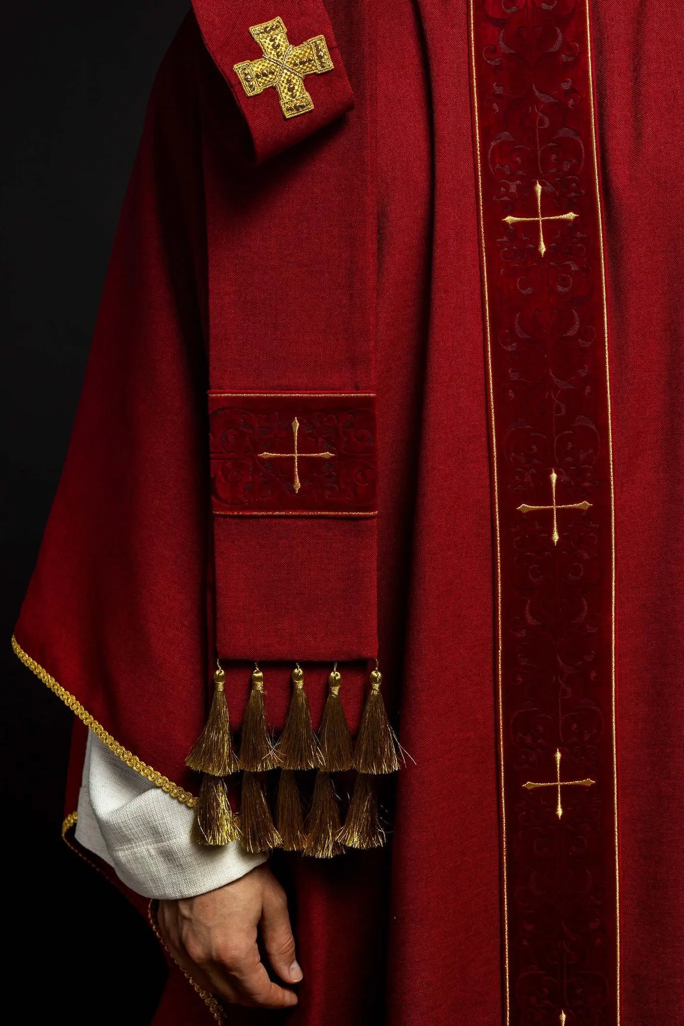 Chasuble rouge avec une bande brodée de croix