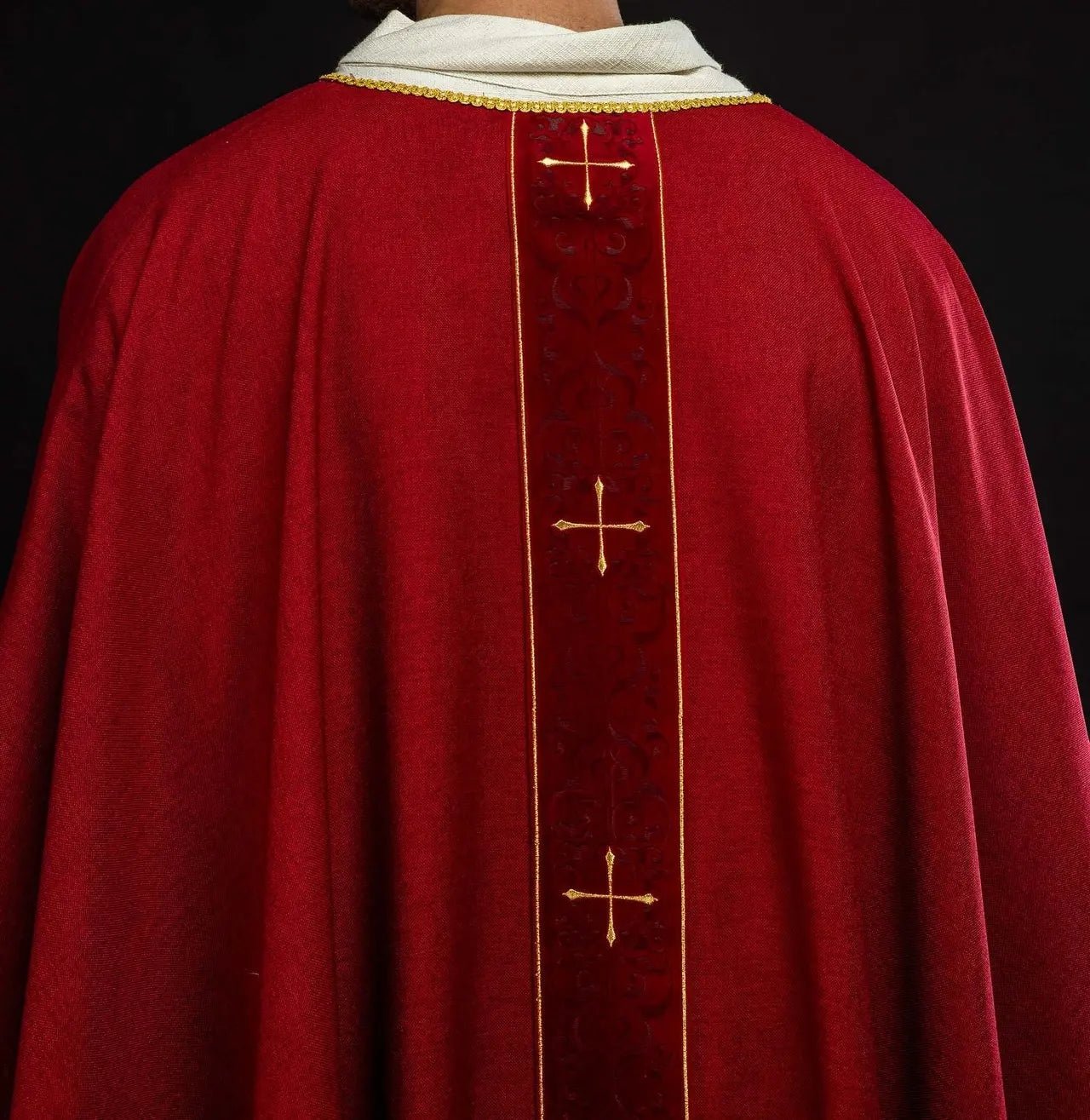 Chasuble rouge avec une bande brodée de croix