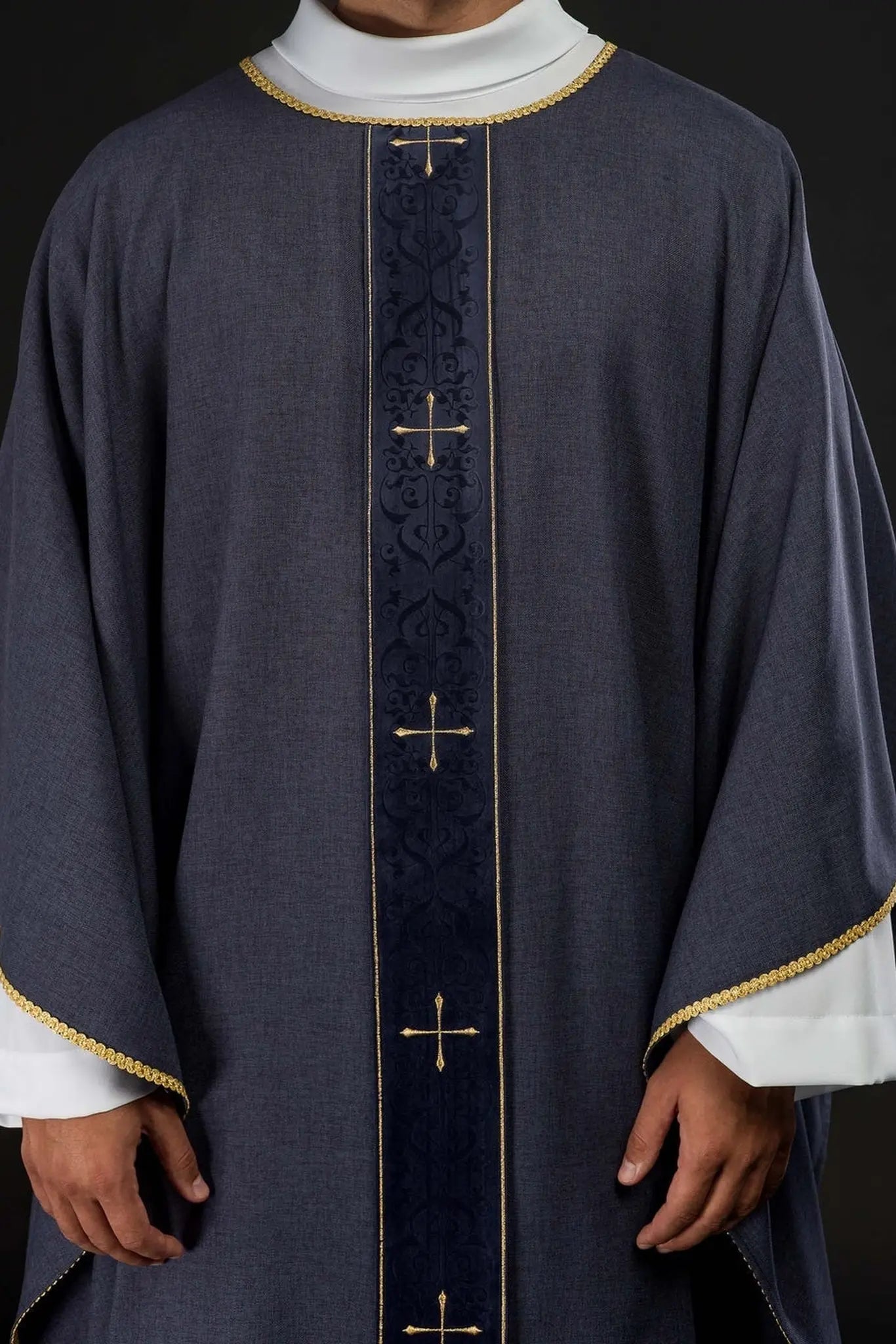 Chasuble violette avec bande brodée et motif de croix