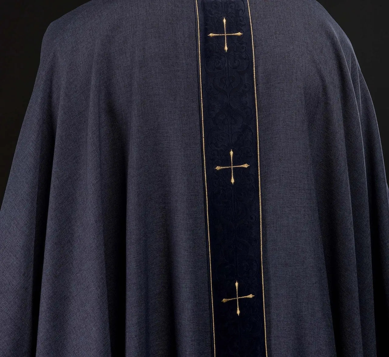 Chasuble violette avec bande brodée et motif de croix