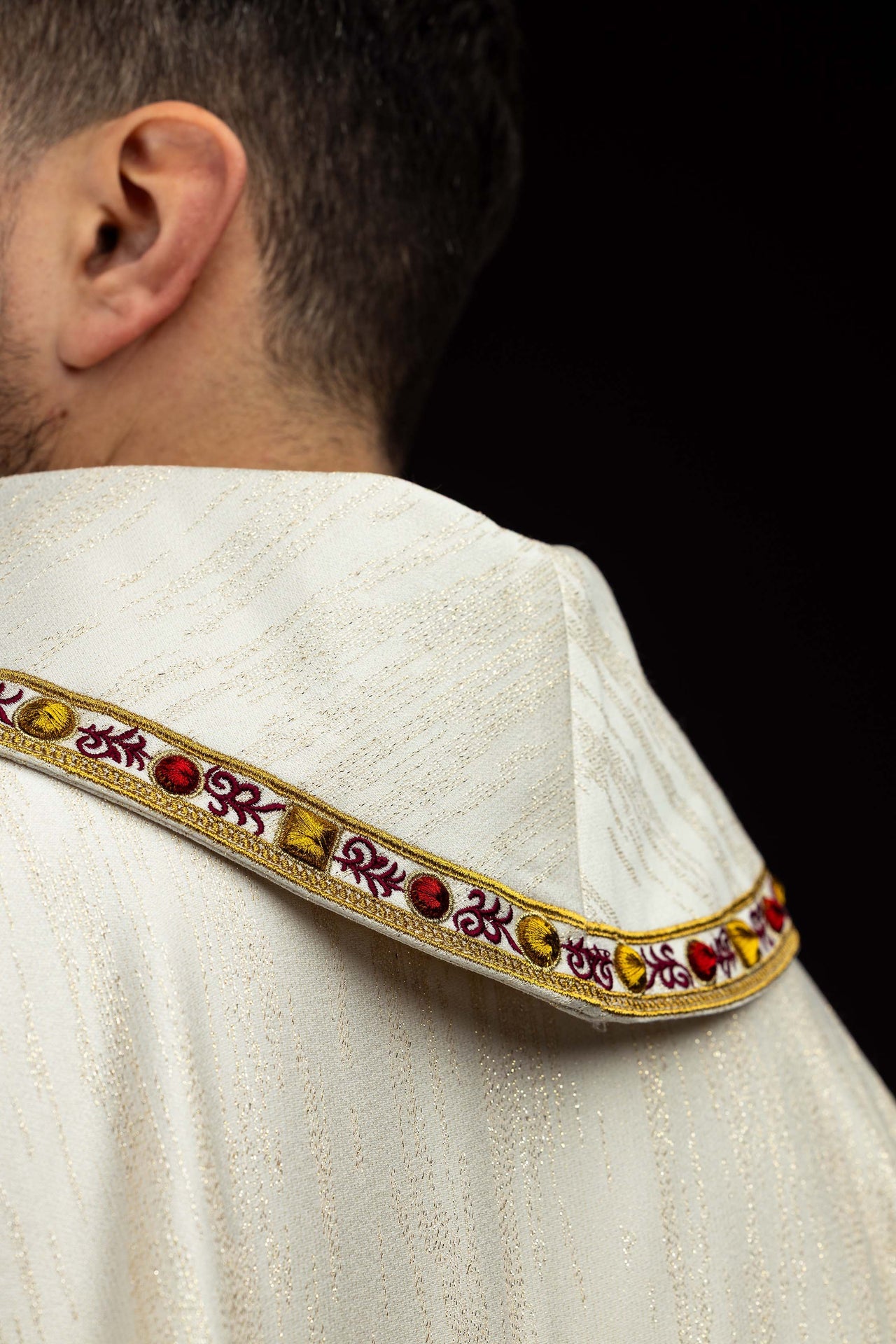 Ornat haftowany z wizerunkiem Serca Pana Jezusa i Kielicha eucharystycznego - ORNATY.PL