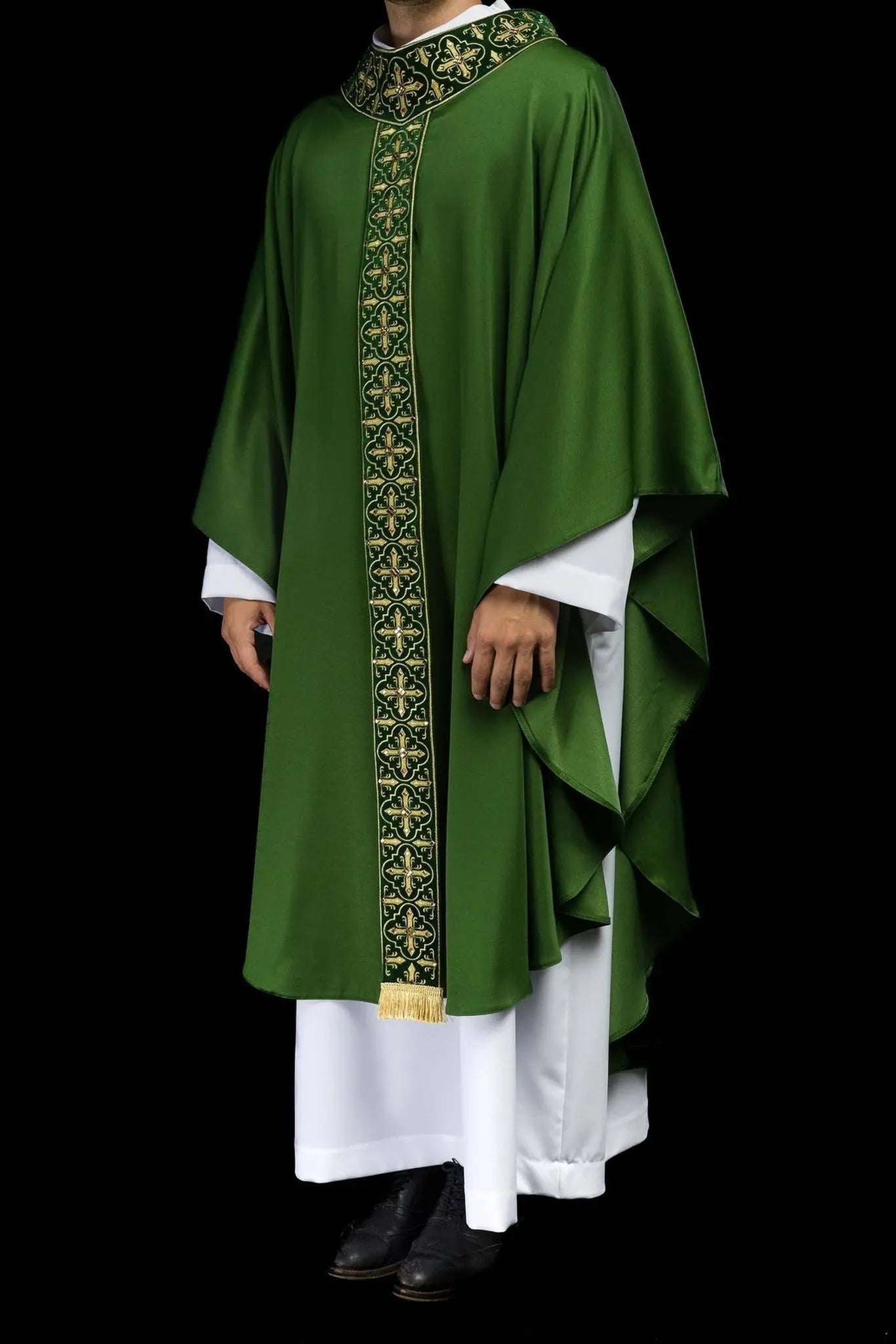 Green chasuble decorated with 500 stones with narrow band