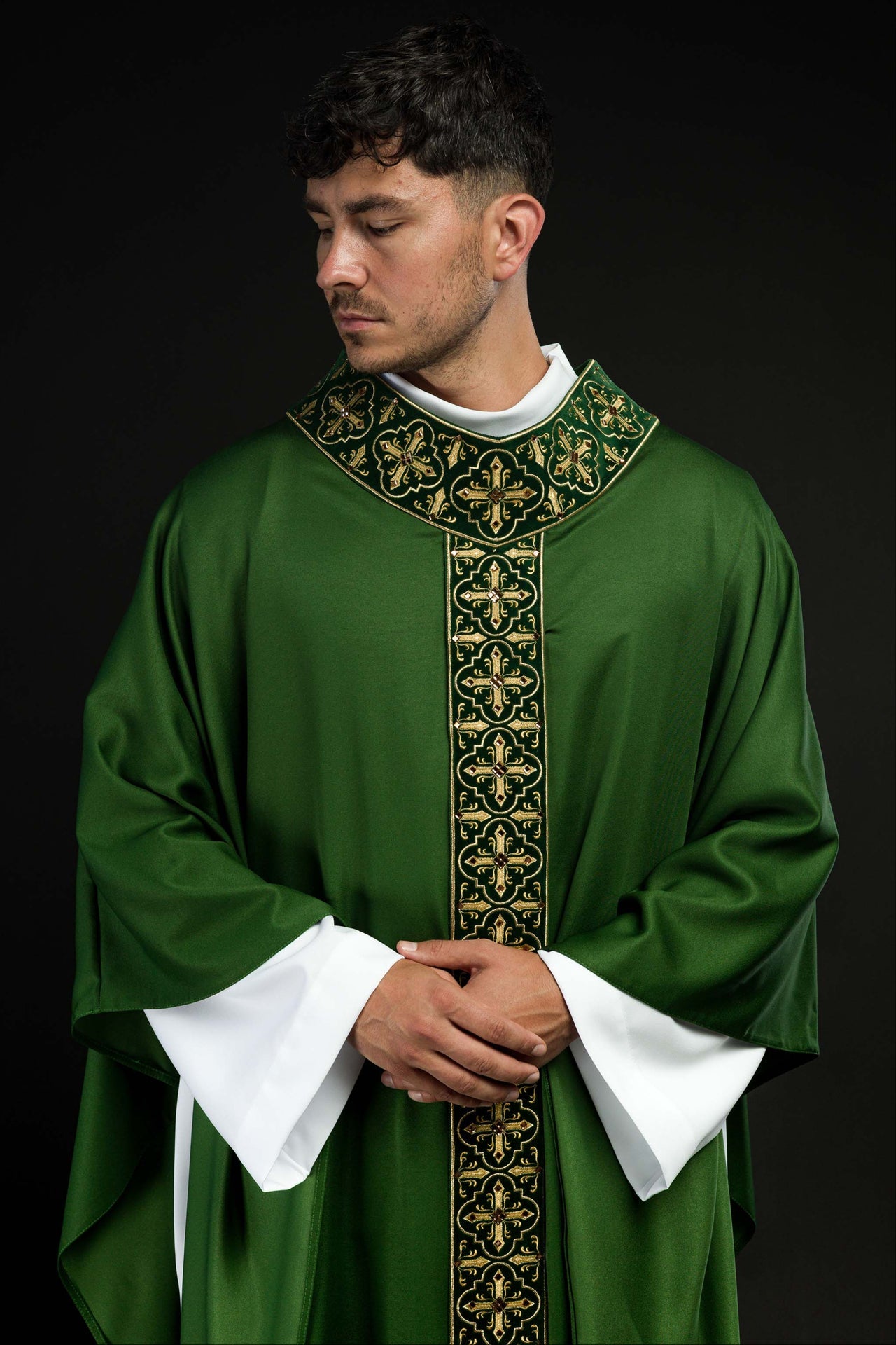 Zielony ornat zdobiony 500 kamieniami z wąskim pasem - ORNATY.PL