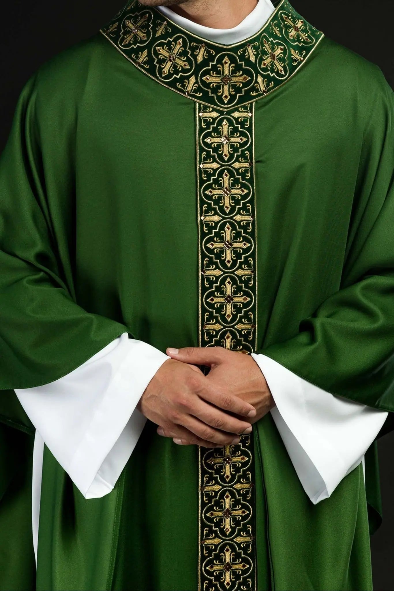 Chasuble verte décorée de 500 pierres avec bande étroite