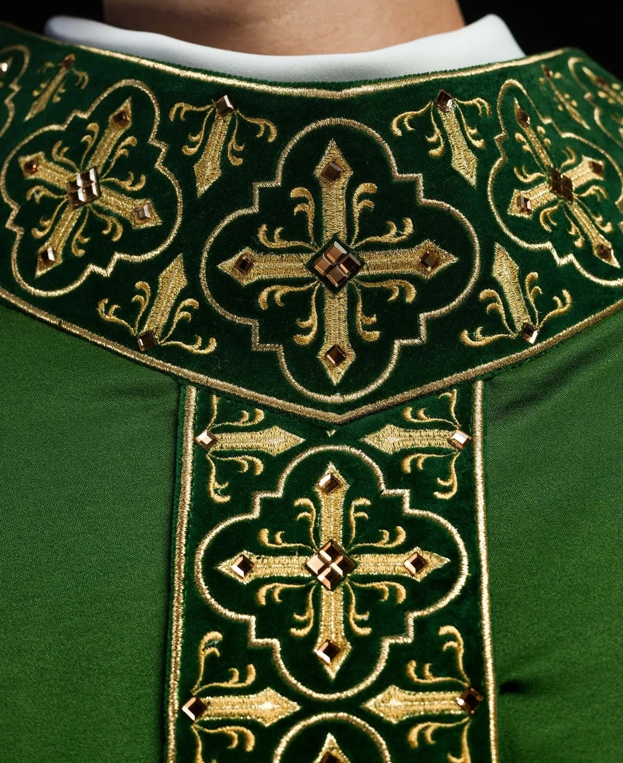 Green chasuble decorated with 500 stones with narrow band