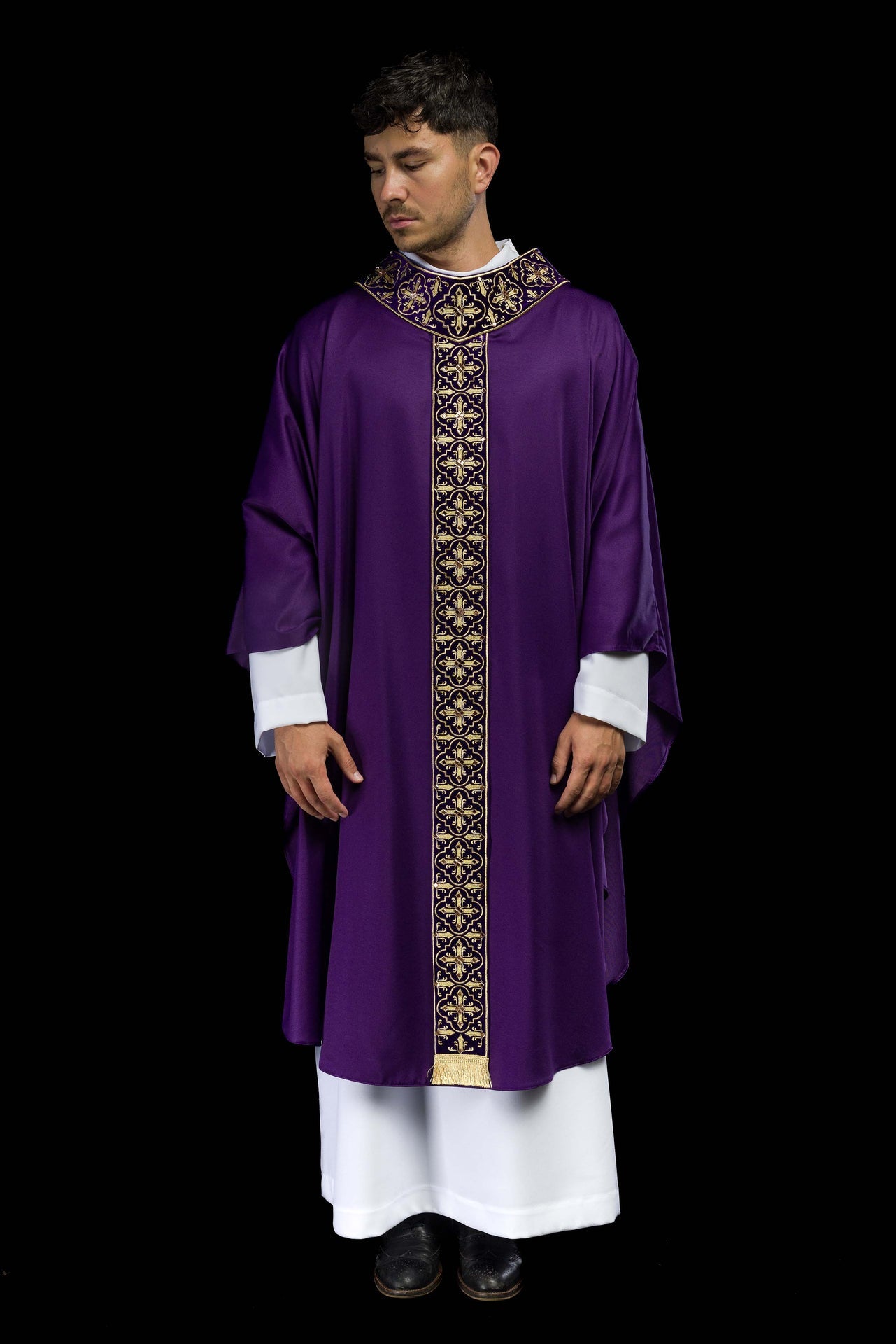 Fioletowy ornat zdobiony 500 kamieniami z wąskim pasem - ORNATY.PL